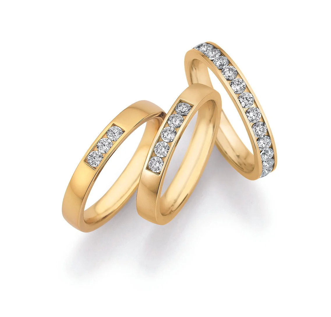 Drei goldene Eheringe mit Diamanten dessen Anzahl und Fassung frei wählbar und anpassbar ist