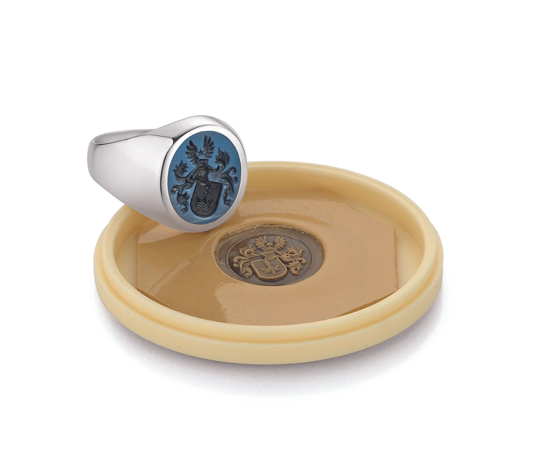 Silberner Siegelring mit einem blauen Stein der individuell gefertigt wurde und als Geschenk für einen Mann oder eine Frau zur Hochzeit, zum Geburtstag oder zum Abschluss dienen kann.