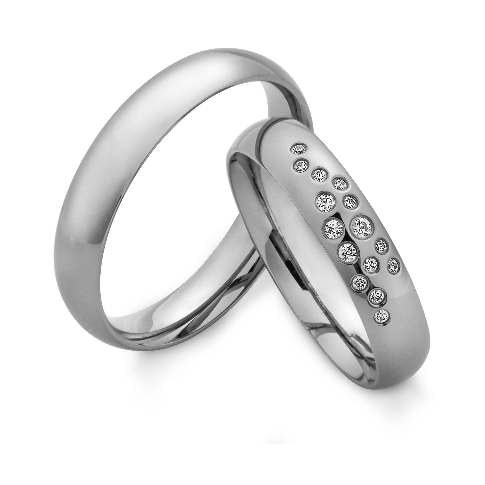 Silberne Schmuckringe, einer mit eingearbeiteten Diamanten.