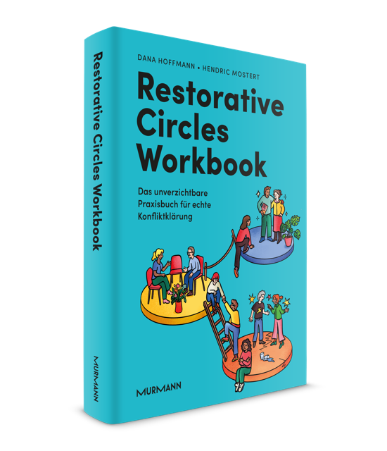 Das Bild zeigt ein Buch mit dem Titel "Restorative Circles Workbook" von Dana Hoffmann und Hendric Mostert. Das Cover ist hellblau und zeigt farbige Illustrationen von Menschen, die in verschiedenen Settings miteinander sprechen oder eine Konfliktlösung durchführen.
