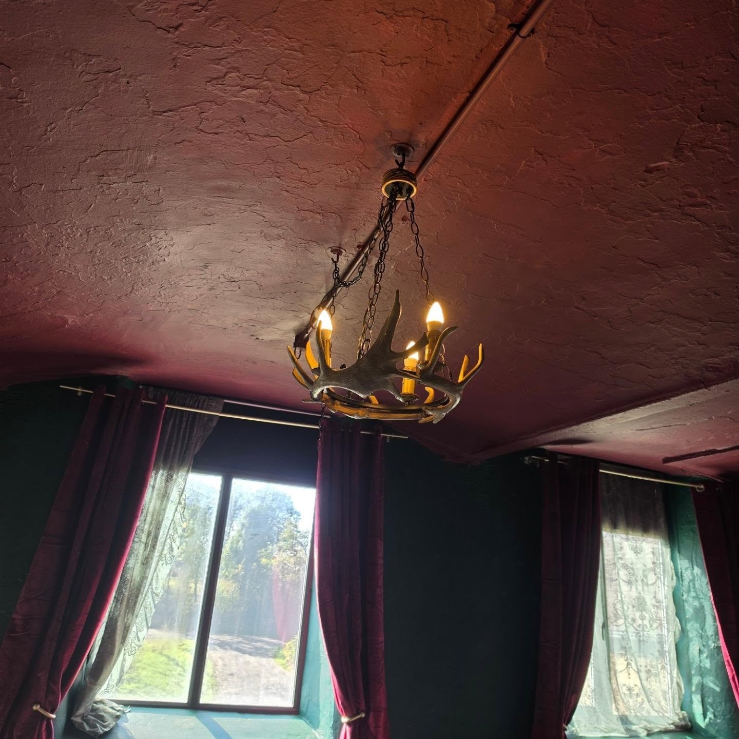 Bonjour, little update for yas. I couldn't not give this a place on the grid. Fucking love this light. 🕯
✨️ 3 weeks and 3 days, till launch, and a 3 light chandelier. 
It's alllllll about the angel numbers and I have seen 3 reg plates with 333 on to