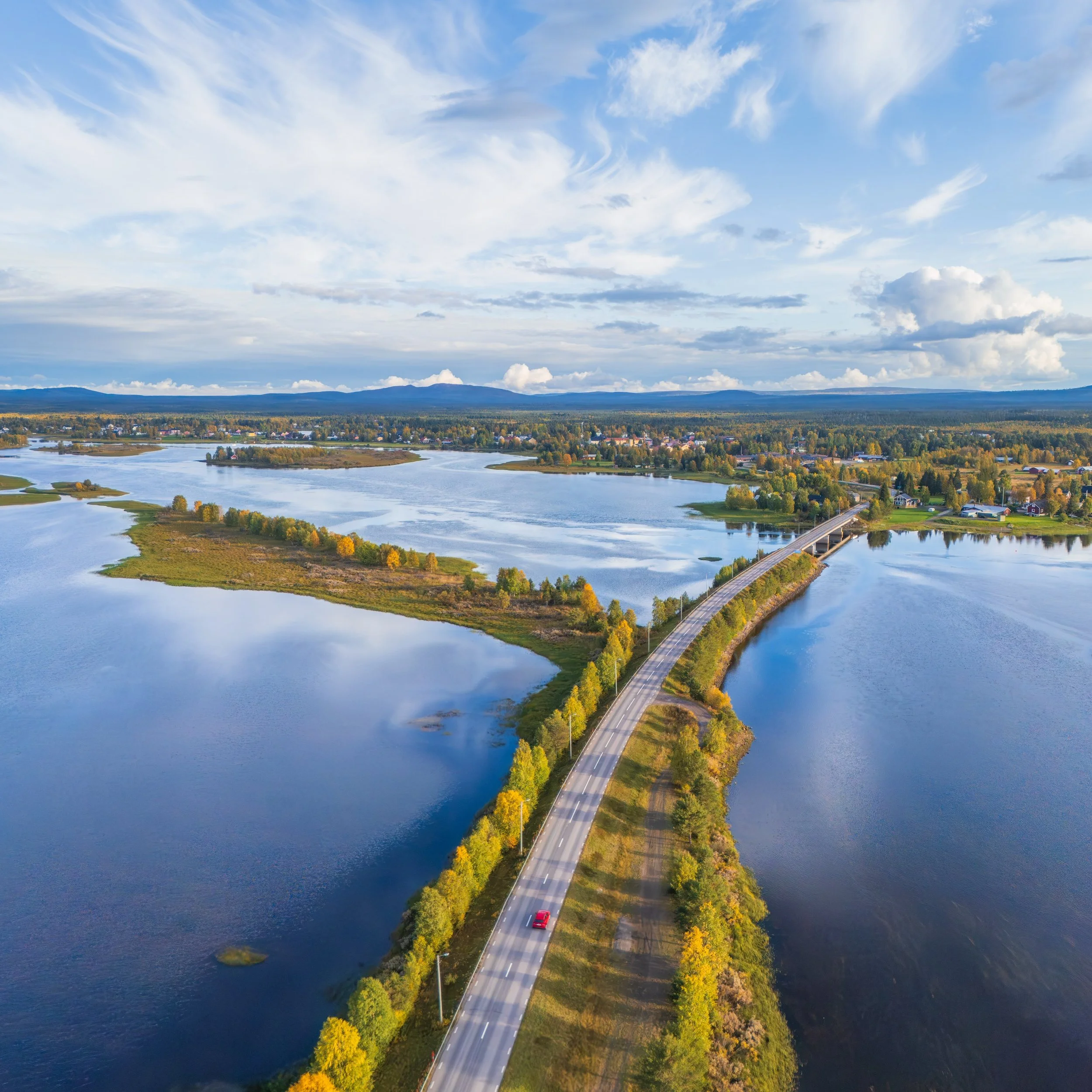 Autumn in northenmost Sweden, between Vittangi and Karesuando. Only a few weeks before peak colours and a few more weeks before the first snows&hellip;
#lappland #sweden #norrland #karesuando #arctic