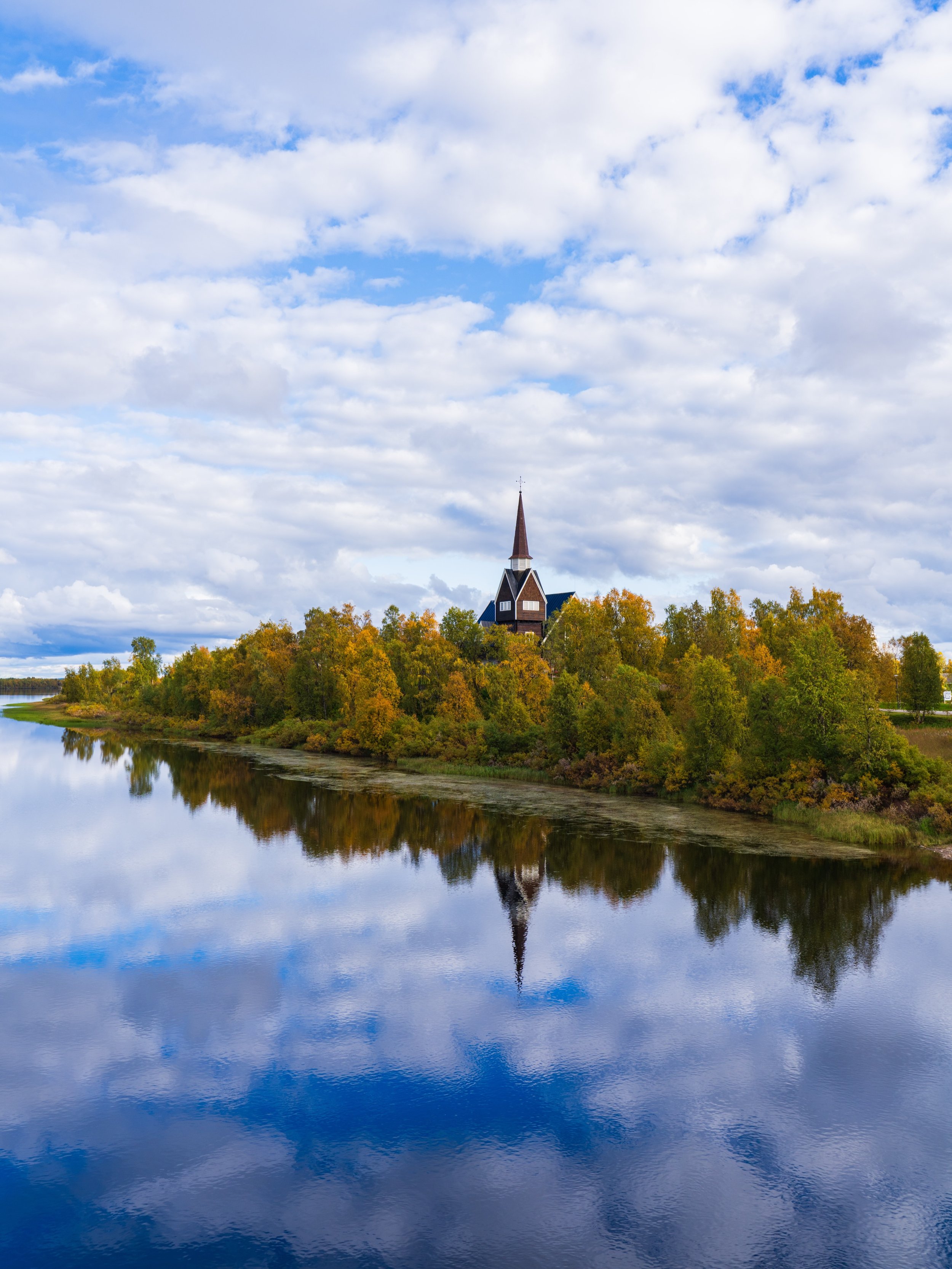 Reflections in northernmost Sweden, where autumn is fast advancing&hellip;
#karesuando #norrland #sweden #lappland #arctic 

prints available, se link in profile.