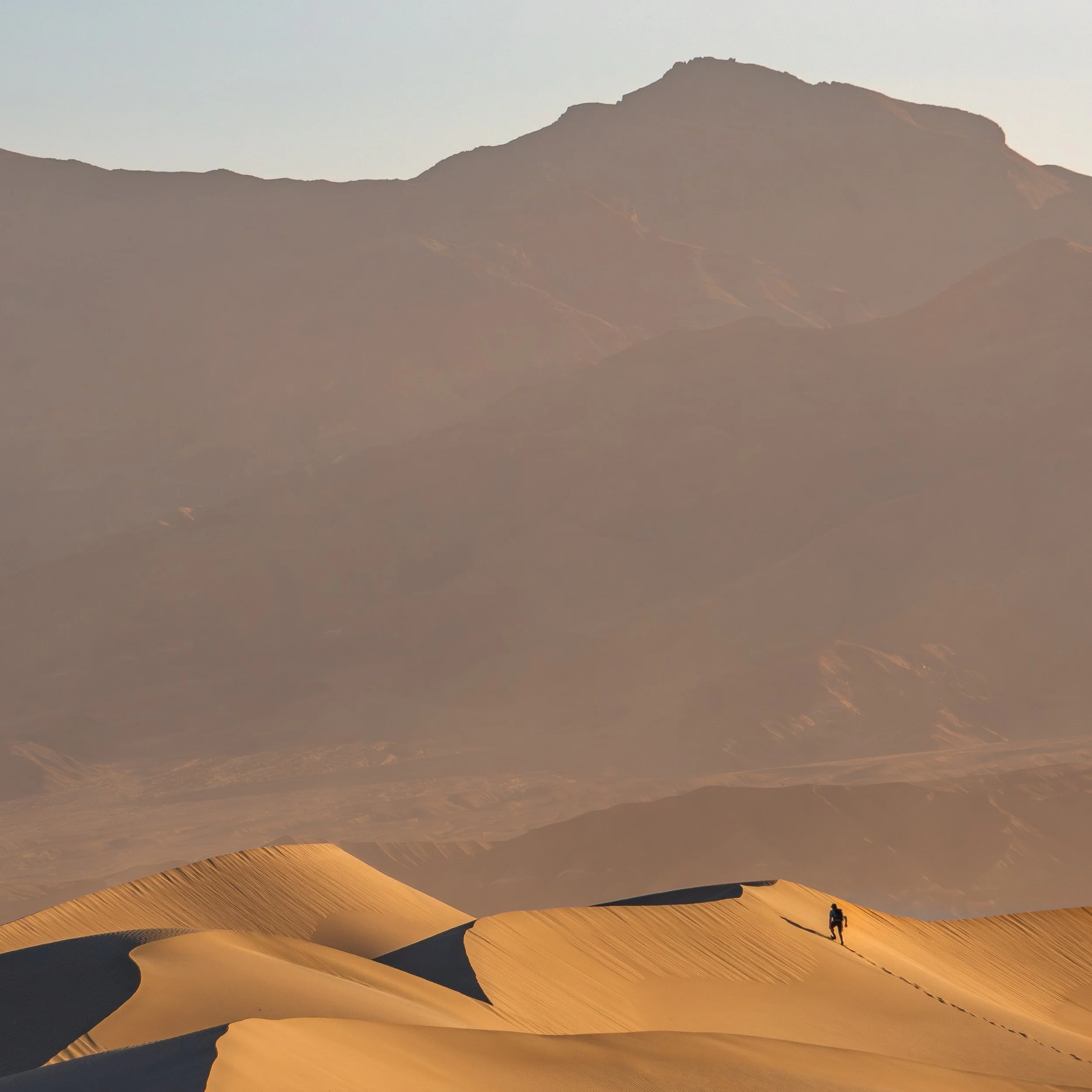 Always been drawn to wide open roads and desertic landscapes&hellip;

(Photos somewhere between California and Utah via Oregon)