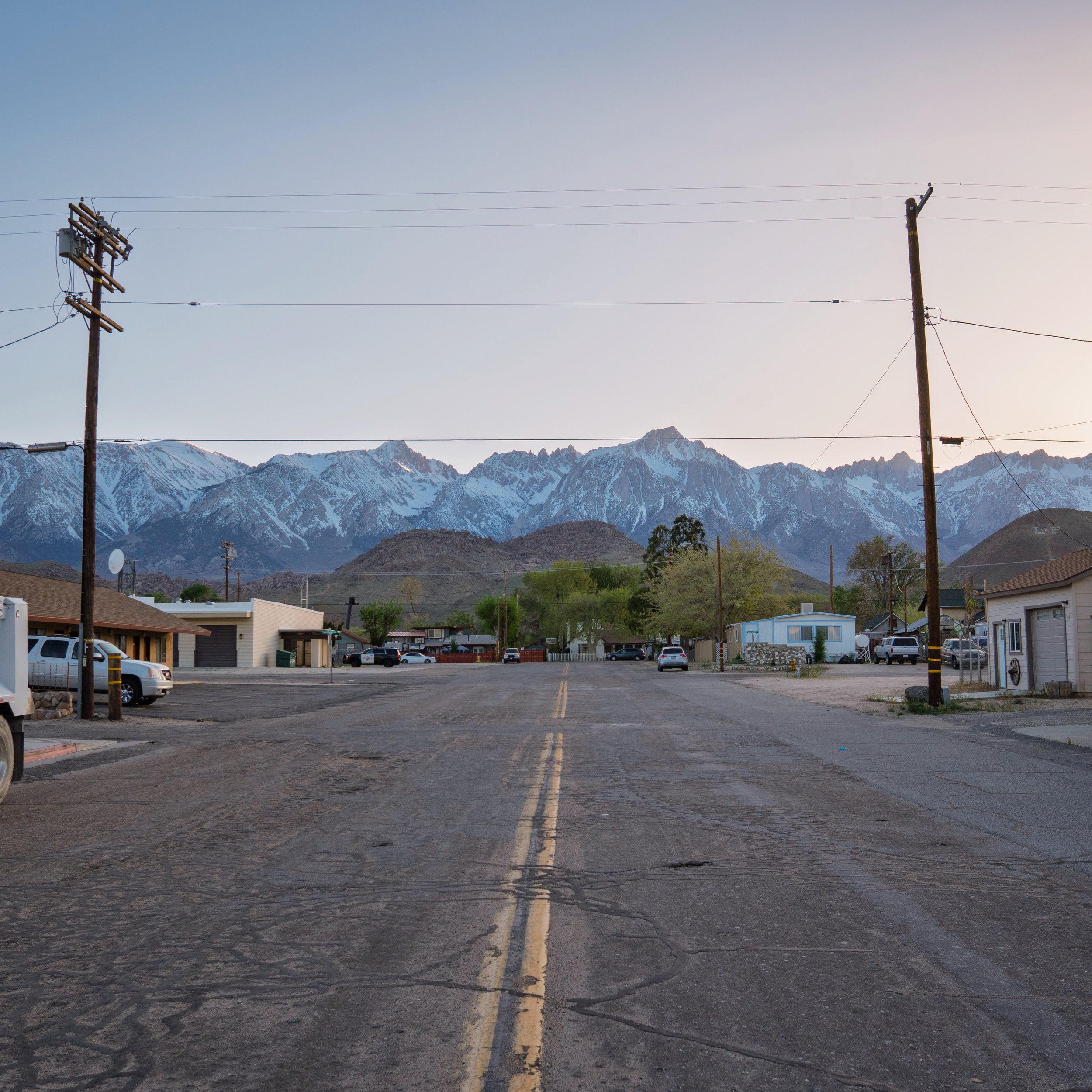 Nothing beats arriving in a tired small town after a long drive through wilderness and imposing landscapes. Lone Pine, CA, between the Sierra Nevada and Death Valley, highest point of the state and lowest point just next to each other.

#lonepine #ca