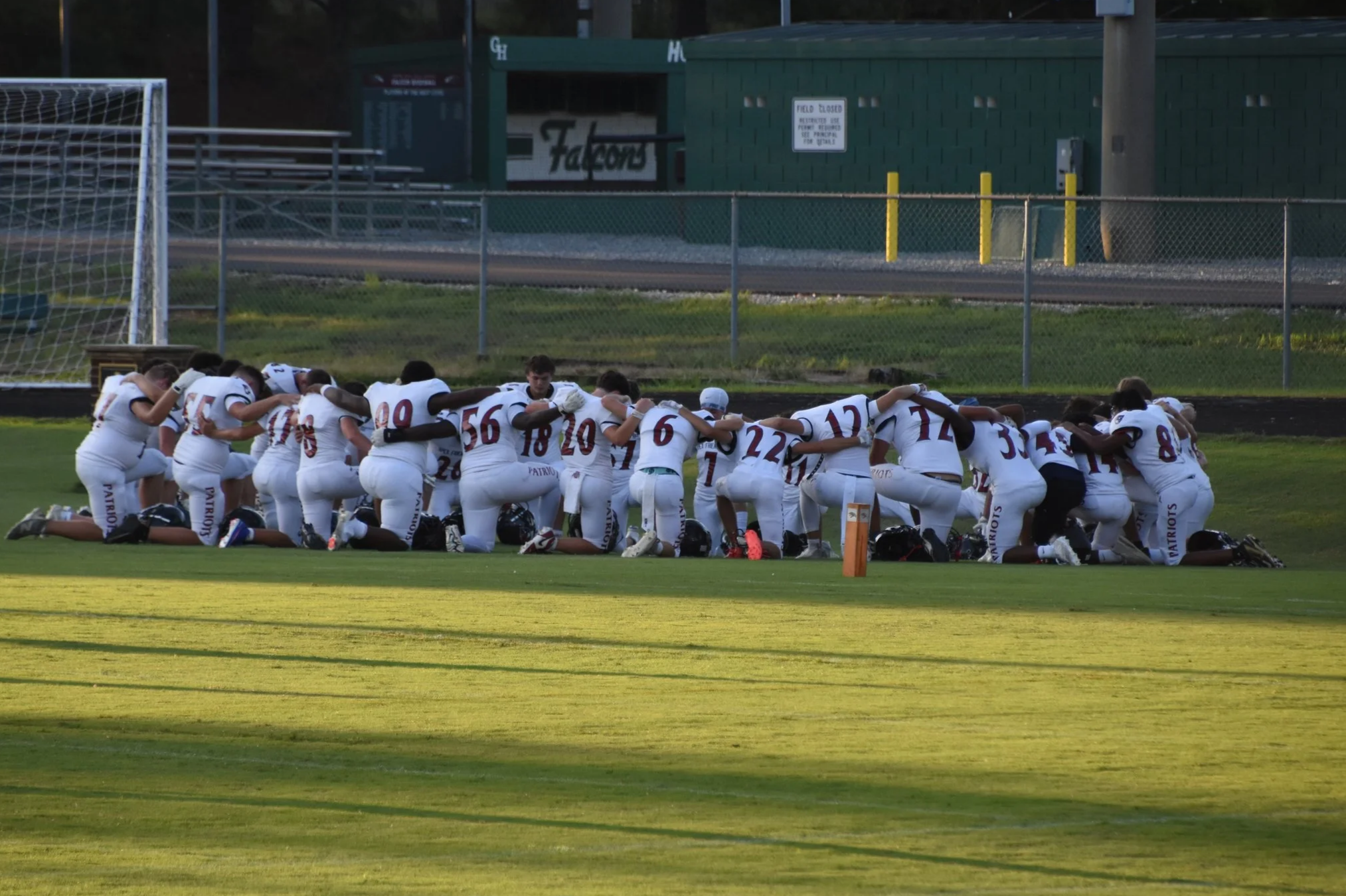 Gabriel Wilburn - Football team prayer
