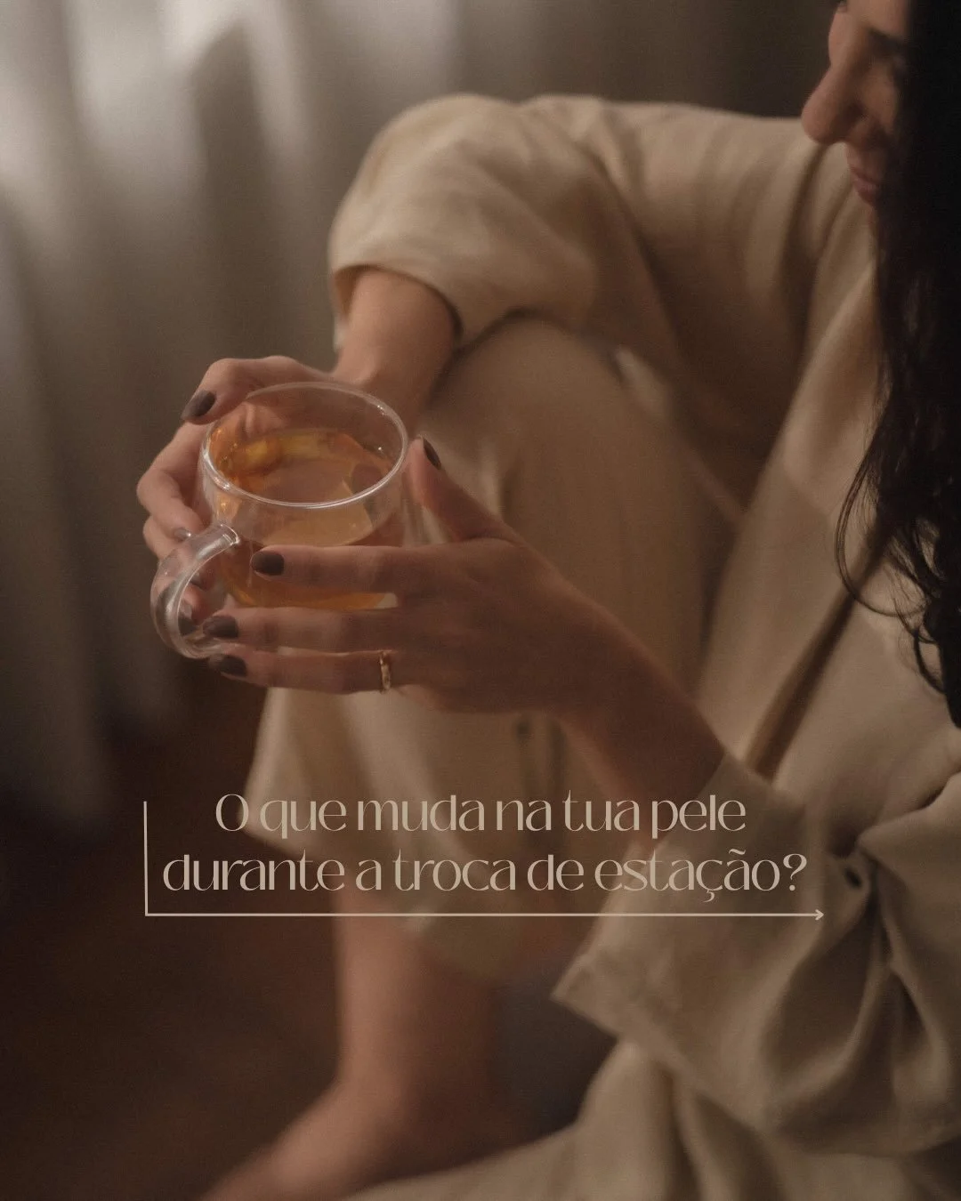 Com o in&iacute;cio da primavera, algumas mudan&ccedil;as tamb&eacute;m podem aparecer na pele.✨

Mais do que trocar produtos ou seguir uma rotina pronta, faz diferen&ccedil;a ter um olhar que considere o teu momento, os teus h&aacute;bitos e as part