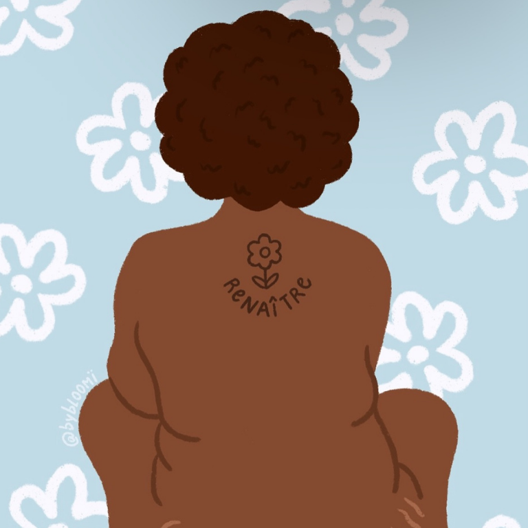 Une personne de dos avec des cheveux bouclés marron foncé et un tatouage sur le dos d'une fleur avec le mot 'RENAÎTRE'.