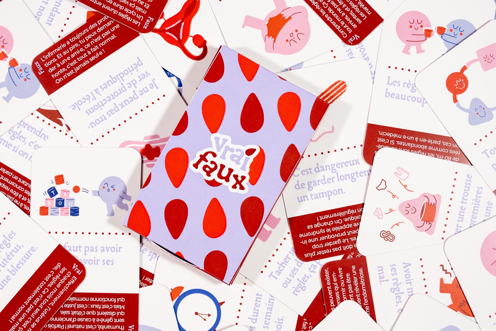 Collection de cartes avec illustrations et textes en français. Illustrations de personnages souriants, de tout-petits, de jouets, et d'objets colorés. Cartes présentant des conseils ou des messages sur la vie et la santé.