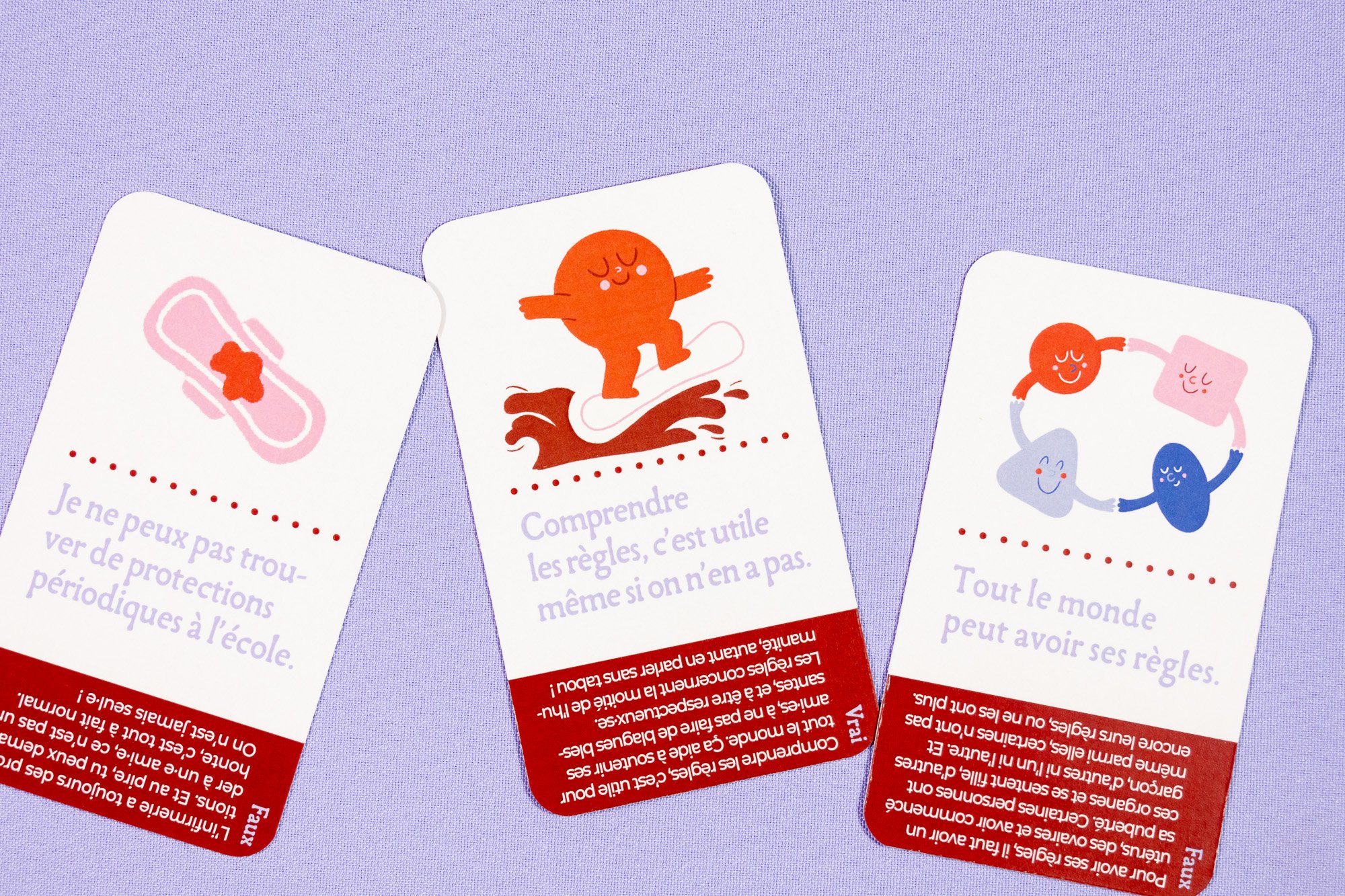 Cartes éducatives pour enfants illustrées avec des dessins de personnages oranges, roses, bleus et gris, abordant des règles, des conseils et des astuces pour l'école et la vie quotidienne, posées sur un fond violet.