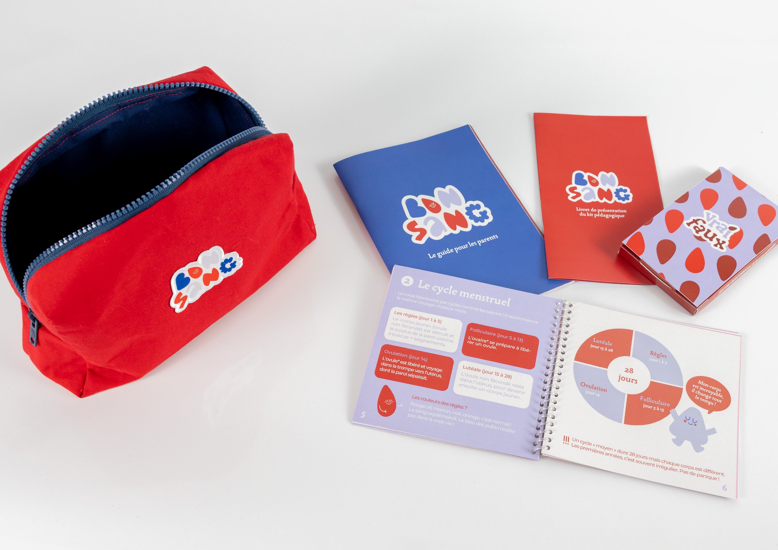Un kit éducatif sur le cycle menstruel comprenant un sac rouge avec un sticker, un livret, une fiche explicative, un carnet d'accompagnement et un petit carton, tous portant le même logo coloré.