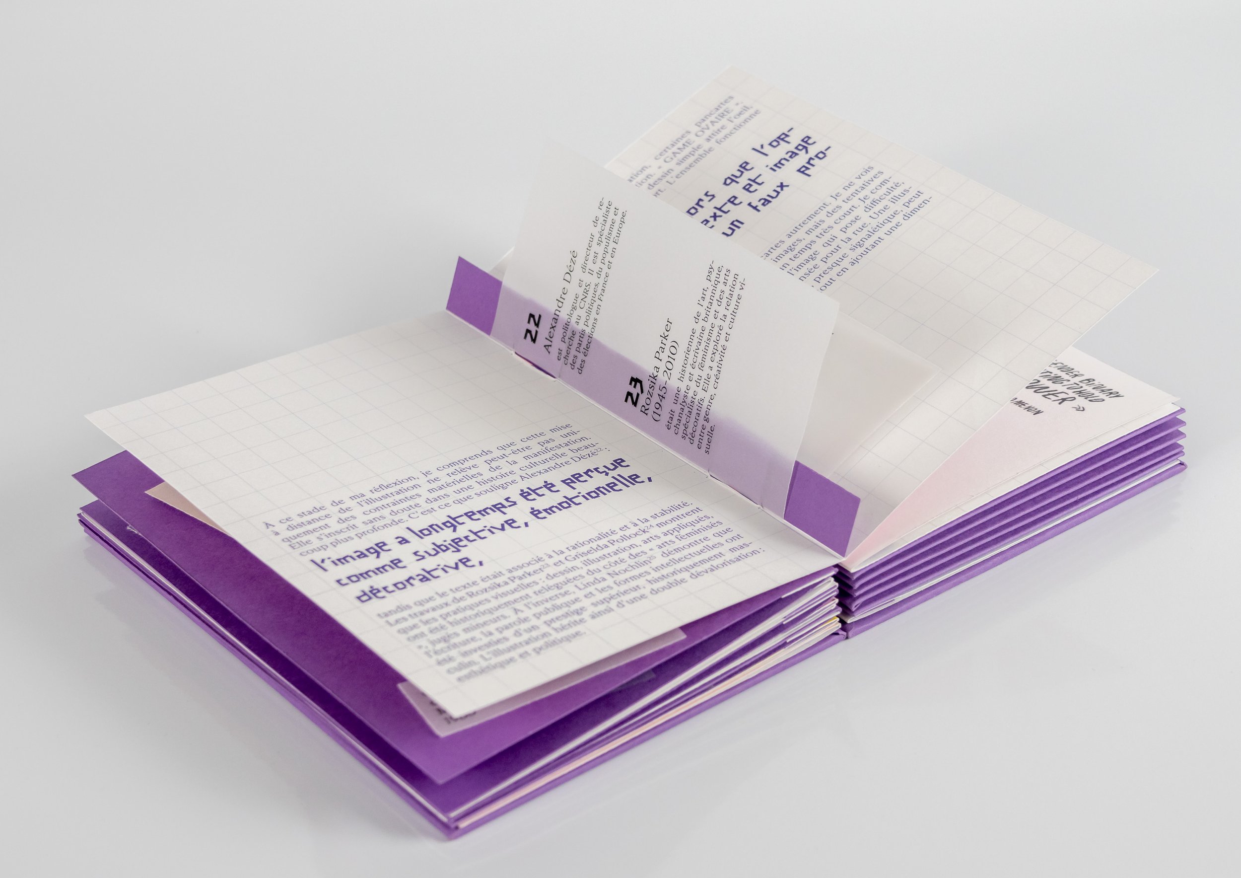 Une pile de feuillets de papier blanc avec une couverture violette, posée sur une surface blanche, avec du texte en français visible sur plusieurs pages.