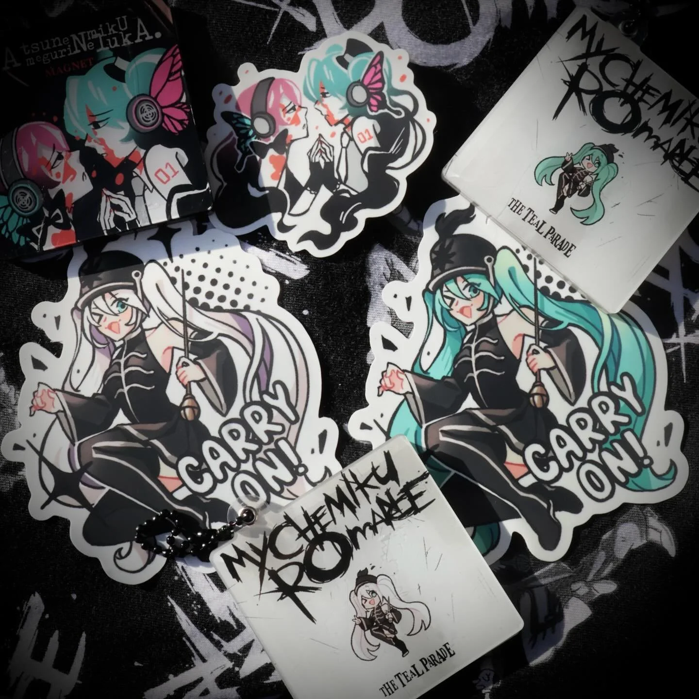 🖤🥀 MCR x Hatsune Miku

⟡ CD charms with spin-able disks inside 
⟡ NFC tag included (scan to go to album on Spotify)
⟡ Black Parade Miku Stickers
⟡ MCR/FOB stickers 

&ldquo;My Chemiku romance&rdquo; is a brilliant pun from socks_haha

&bull;
&bull;
