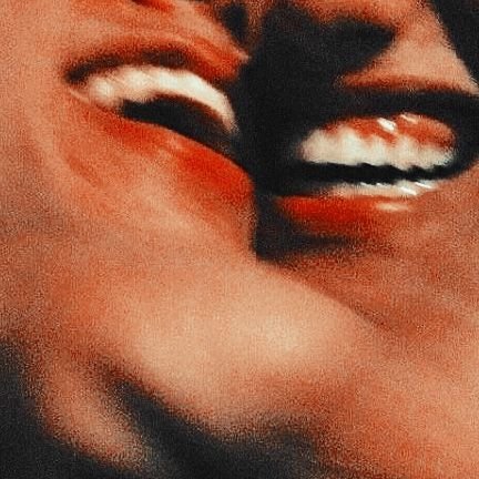 To personer, der smiler tæt sammen, med fokus på deres ansigter og smil.