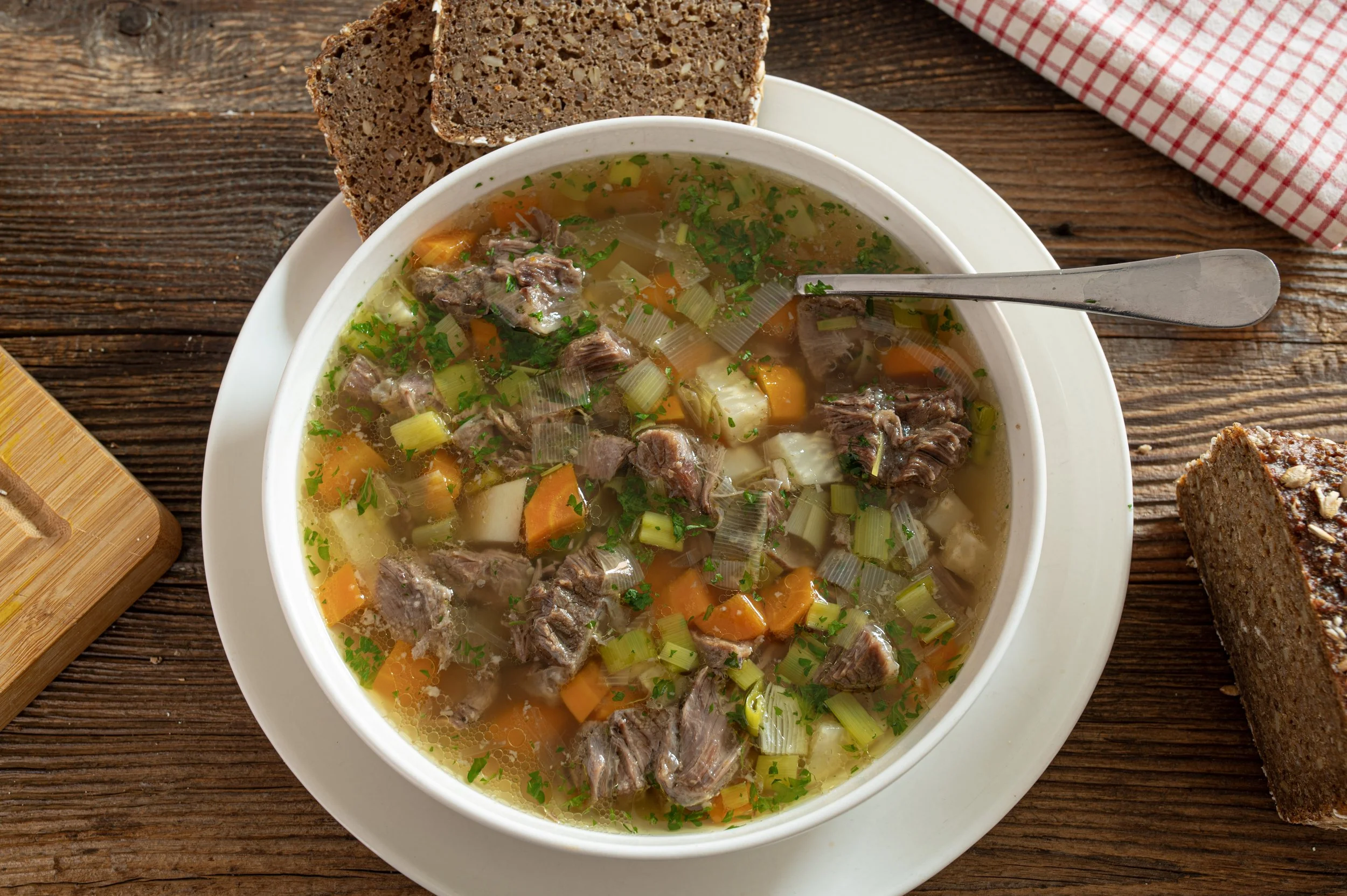 Rindfleischsuppe aus Rinderbeinscheiben – Pure Lebenskraft für kalte Tage