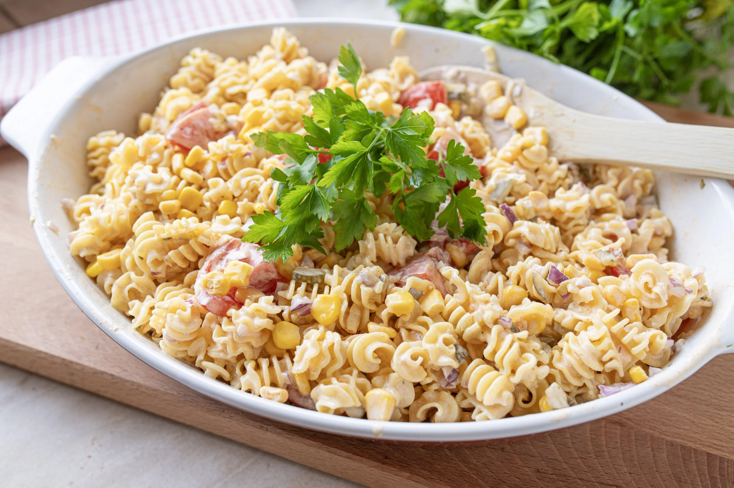 Der beste Nudelsalat für jede Party: Cremig, saftig und unglaublich lecker
