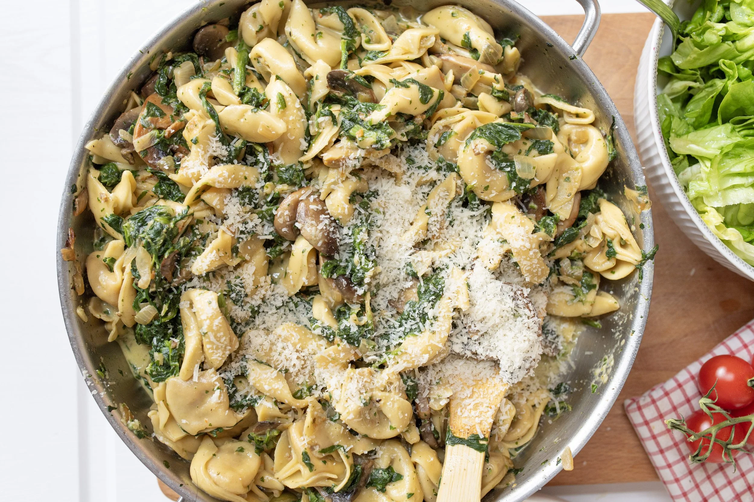 Schnelle rahmige Tortellini mit Champignons und Spinat