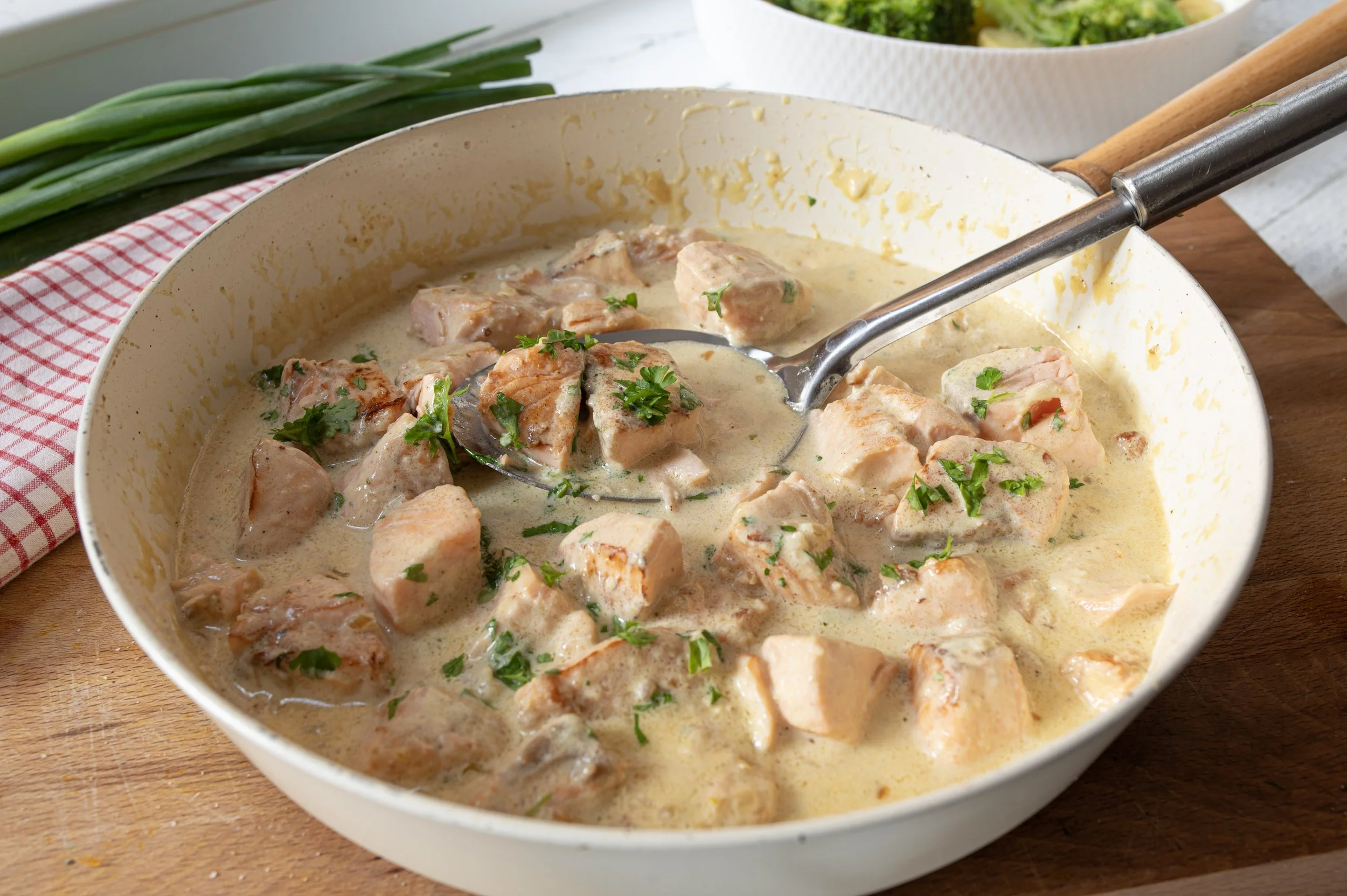 Lachs in feiner Meerrettich-Rahmsoße mit Drillingen und Brokkoli - 30 Minuten Rezept