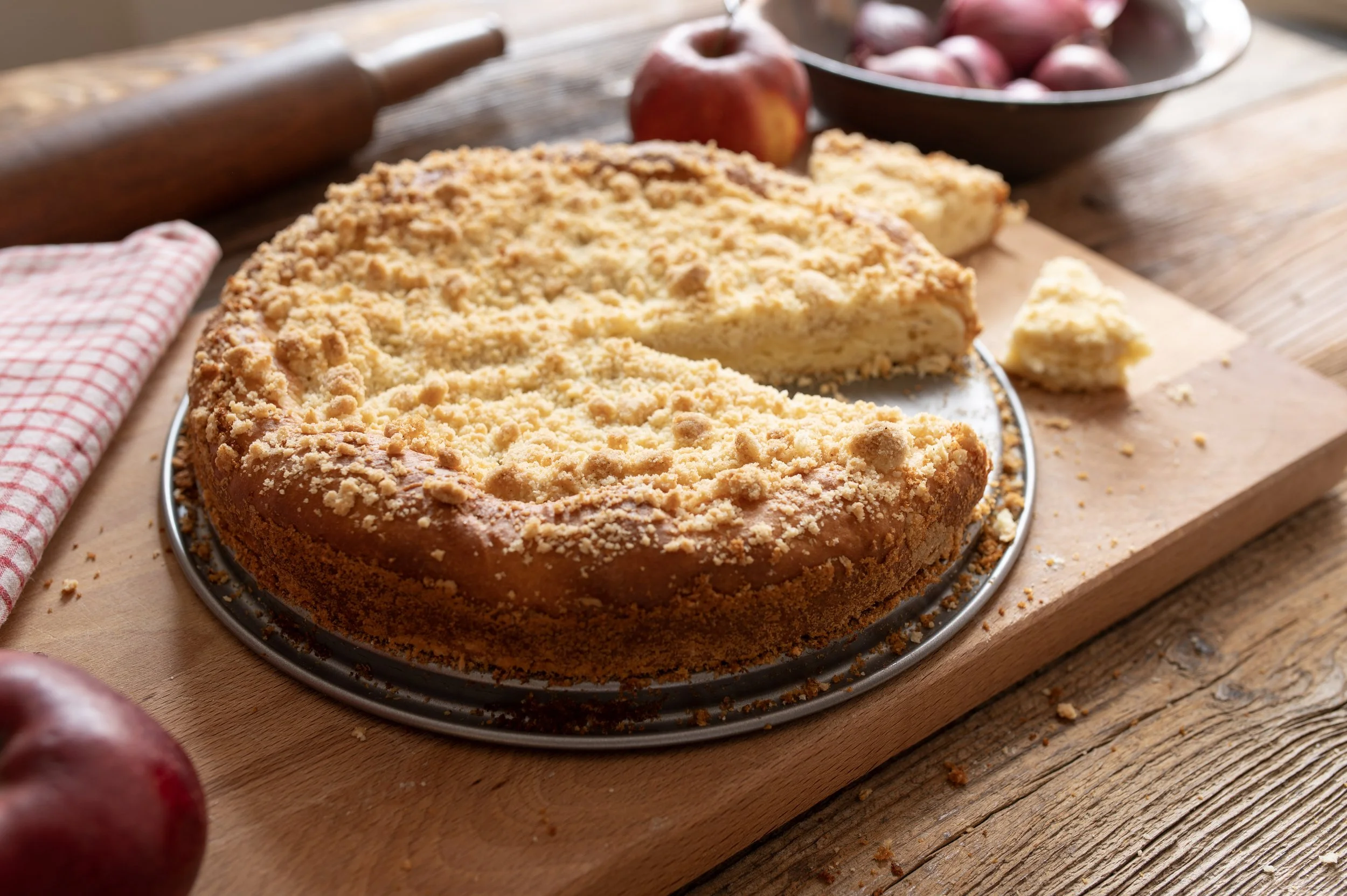 Traditioneller Butter-Streuselkuchen mit Hefeteig