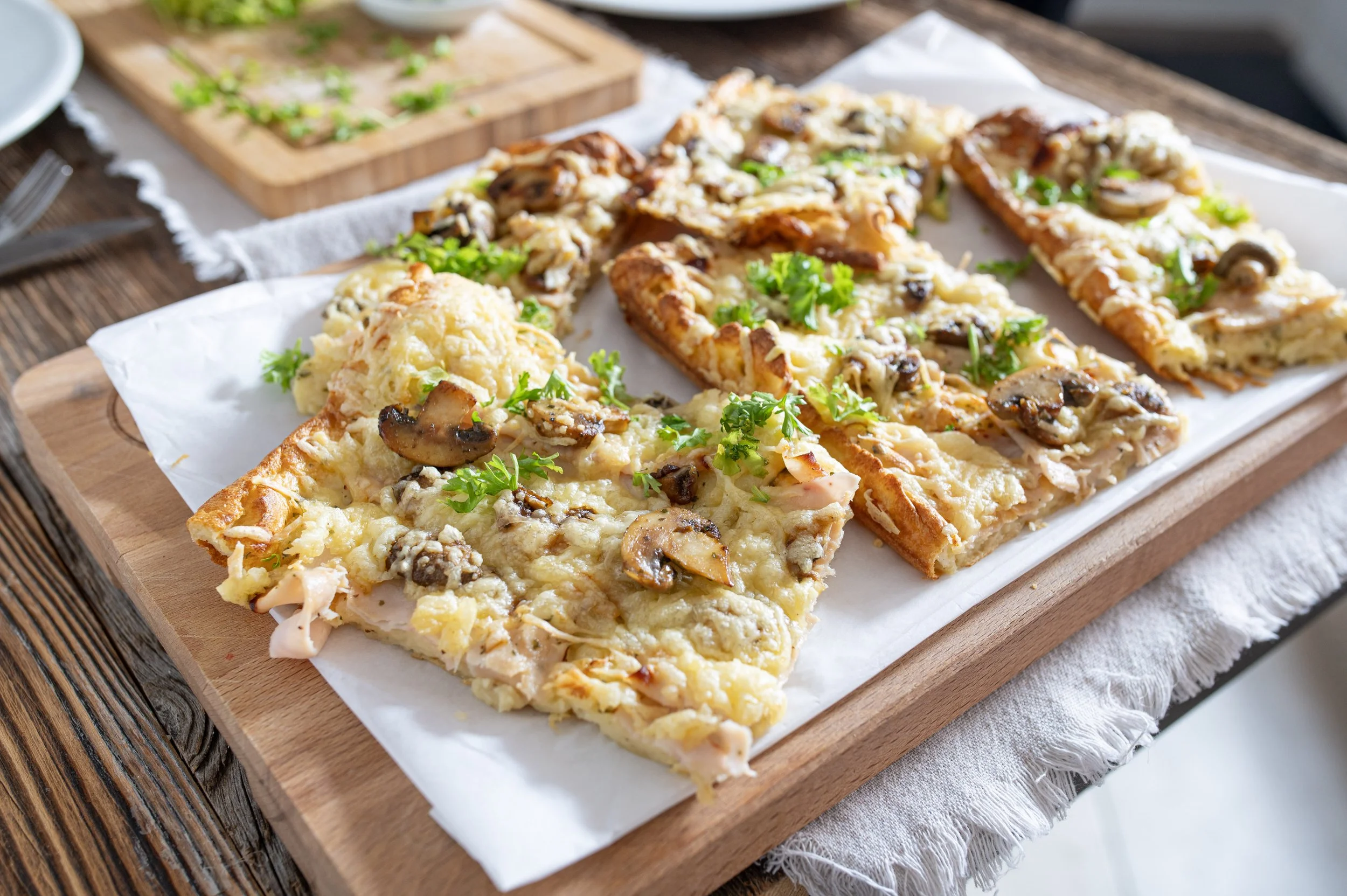 Herzhafter Ofenpfannkuchen mit Schinken, Pilze und Käsekruste