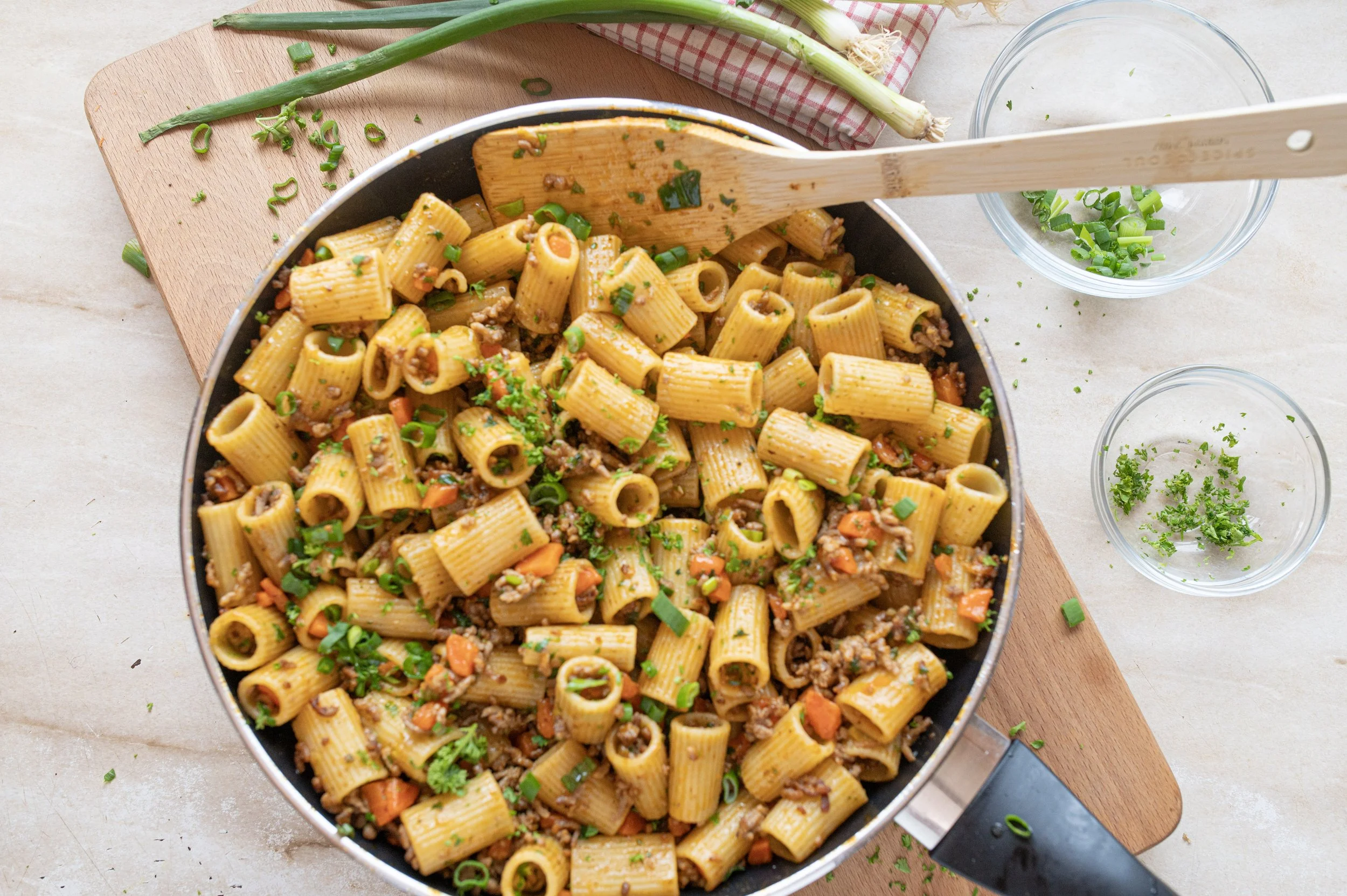 Saftige Hackfleisch-Möhrenpfanne mit Rigatoni: Das perfekte schnelle Nudelgericht