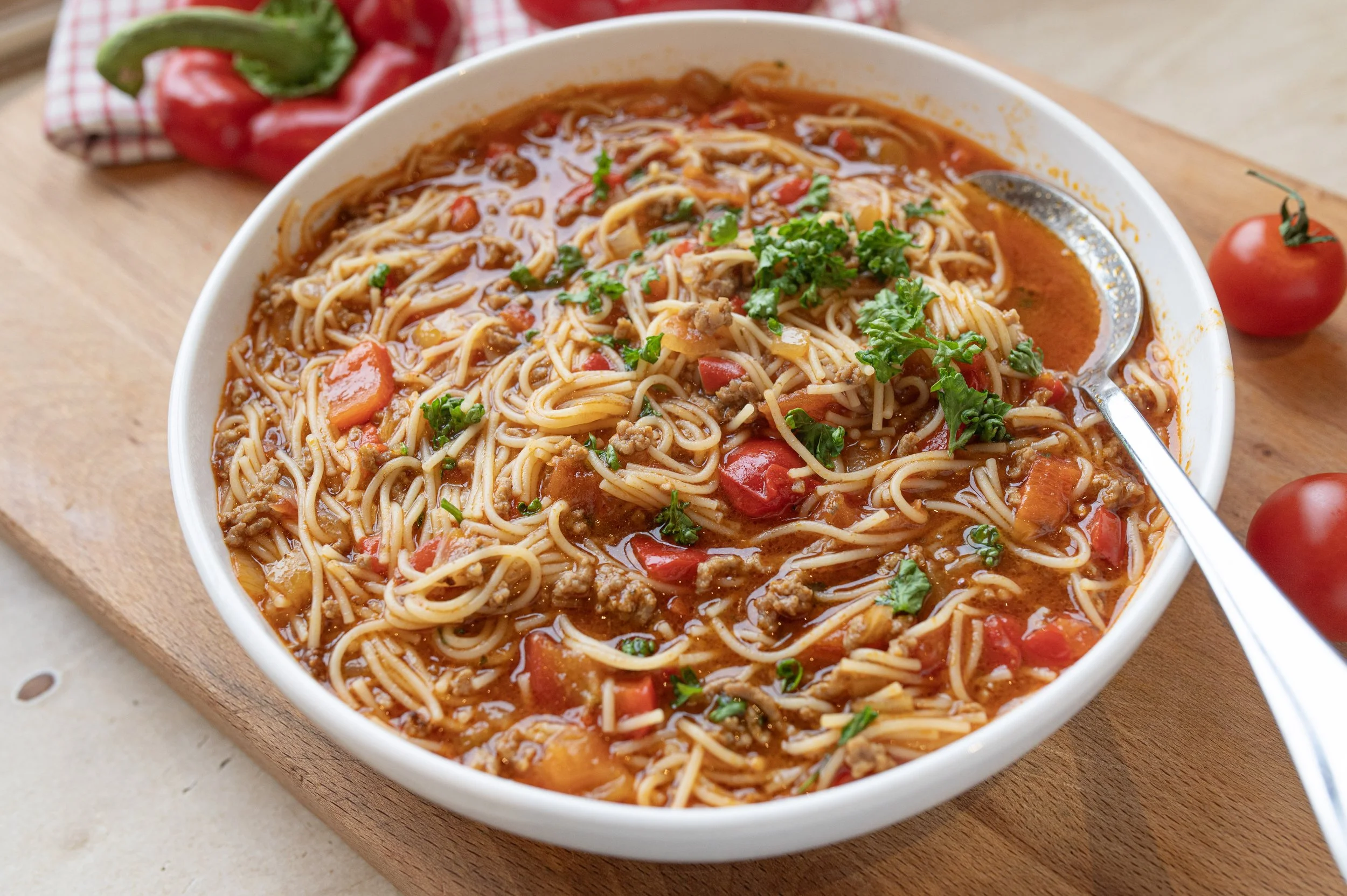 Pikante Nudelsuppe mit Hackfleisch: Ein echter Seelenwärmer für die ganze Familie