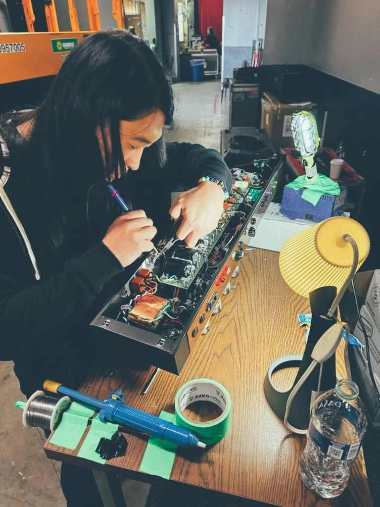 Modifying Satriani's amp Backstage