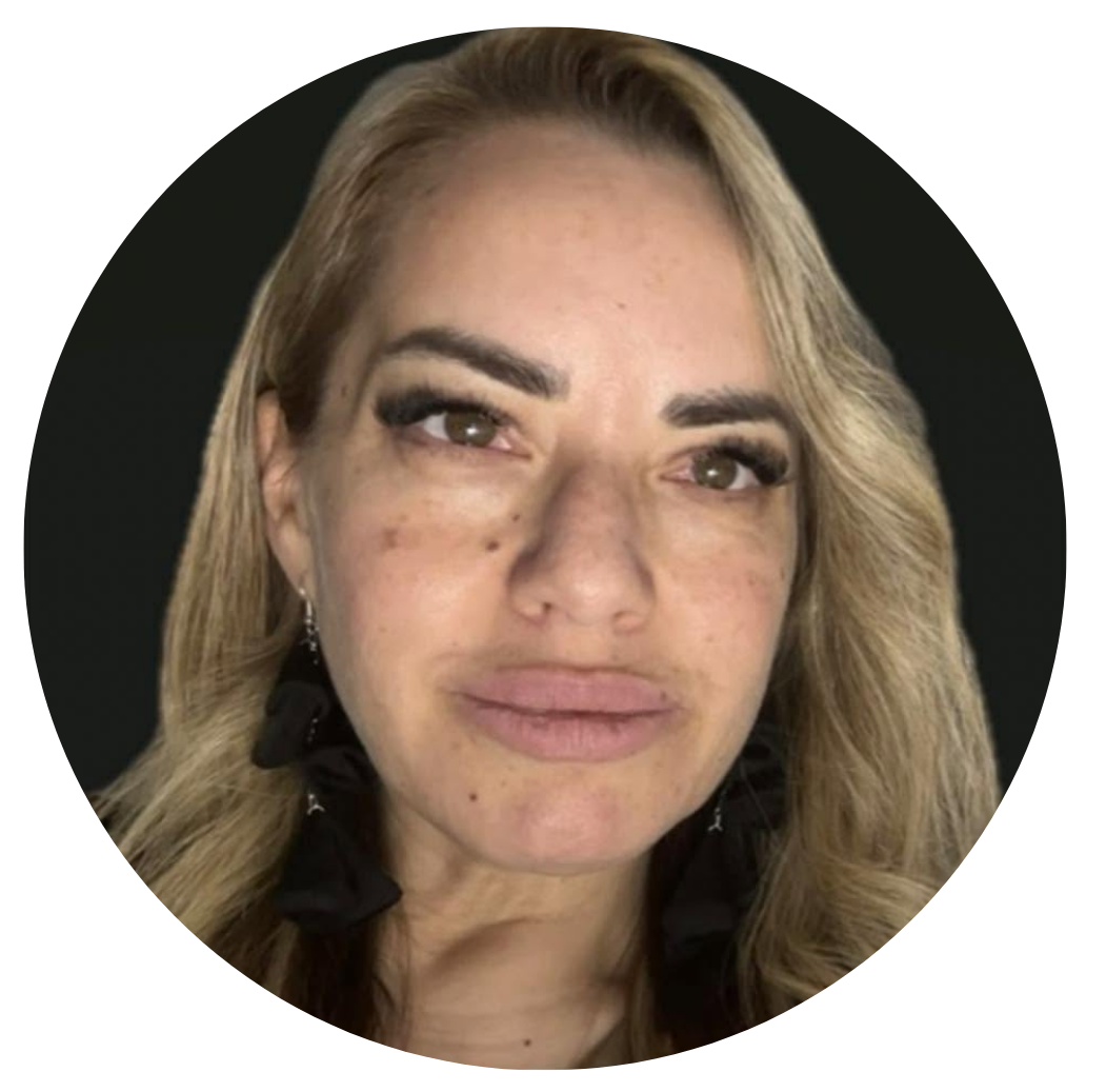 Retrato de una mujer de cabello rubio, con maquillaje y pendientes grandes, en un fondo negro.