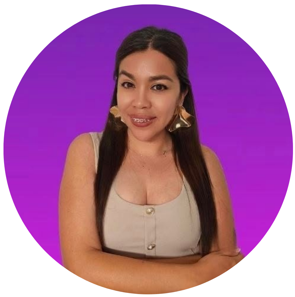 Mujer joven con cabello largo y liso, vestida con blusa beige, con pendientes grandes de oro y haciendo una expresión de broma o sonrisa. Fondo púrpura con efectos de línea en la esquina superior derecha.