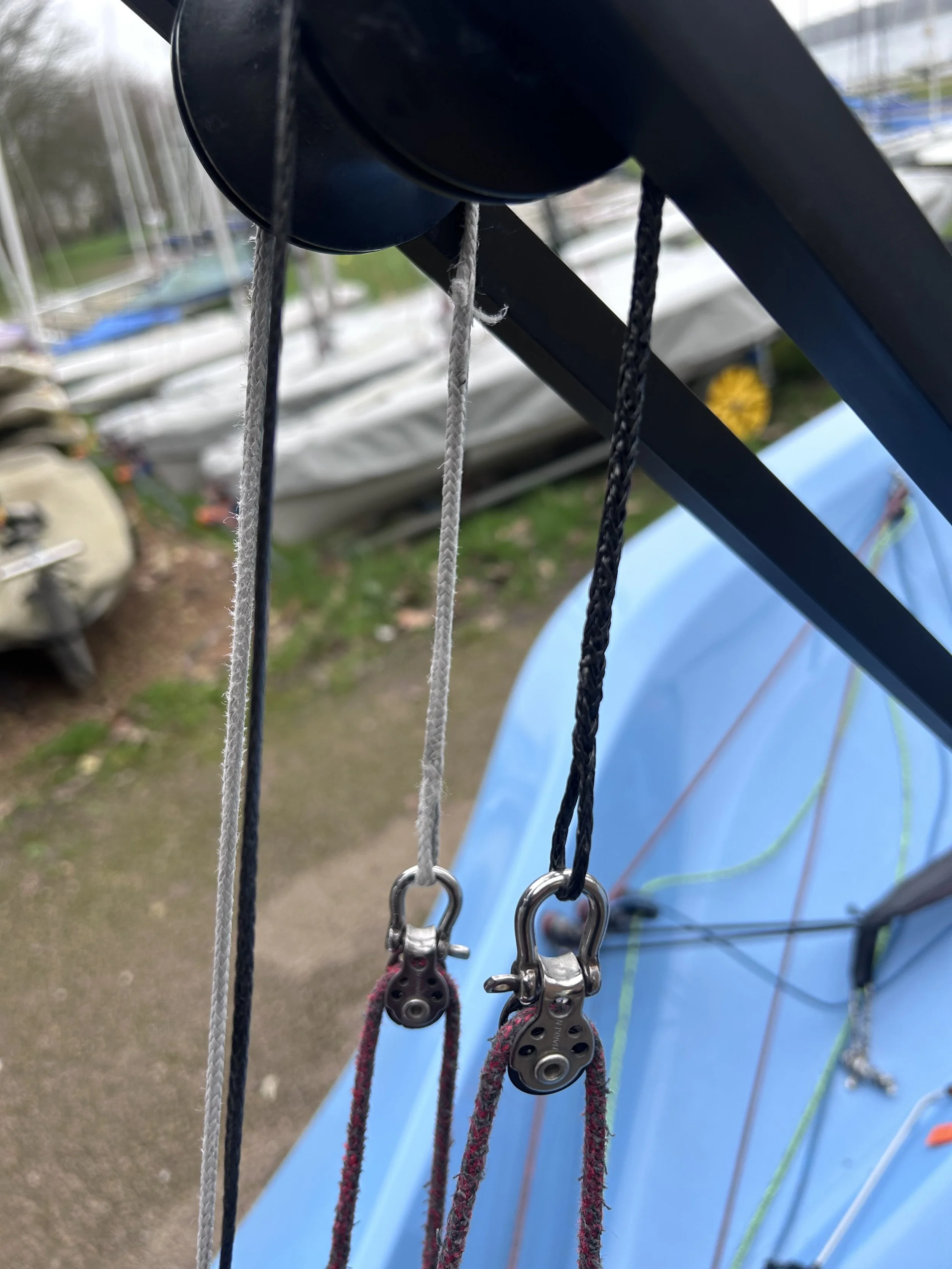 RS300 kicker strops. We changed over the kicker strops on this RS300 from 4mm dyneema over to 2.5mm D12 99 max for the rope to fit into the rollers better as well as the added benefit of a smaller line being able to go round the roller with better ea