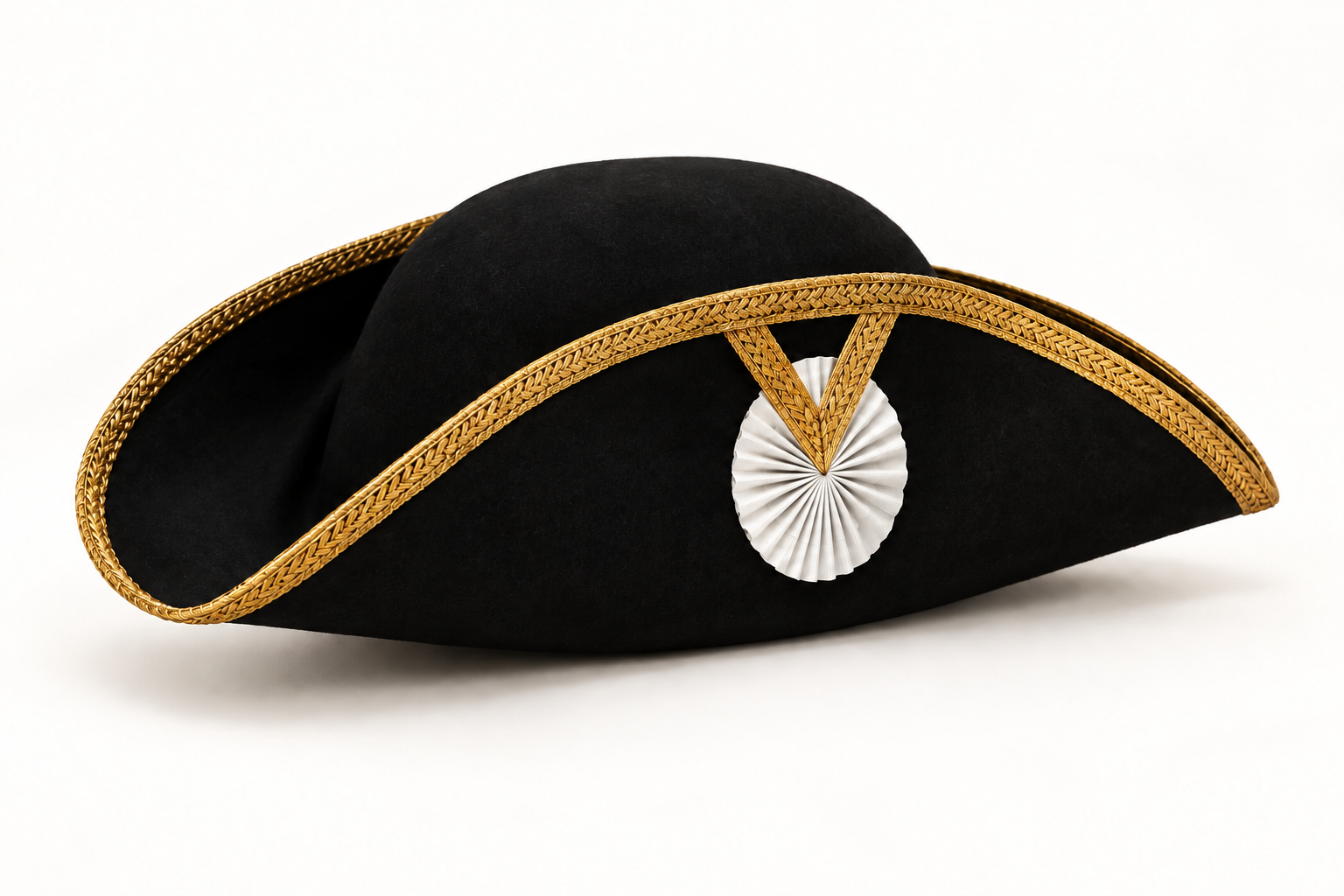 Chapeau bicorne noir orné de galons dorés et décorations en forme d'éventail en papier blanc.