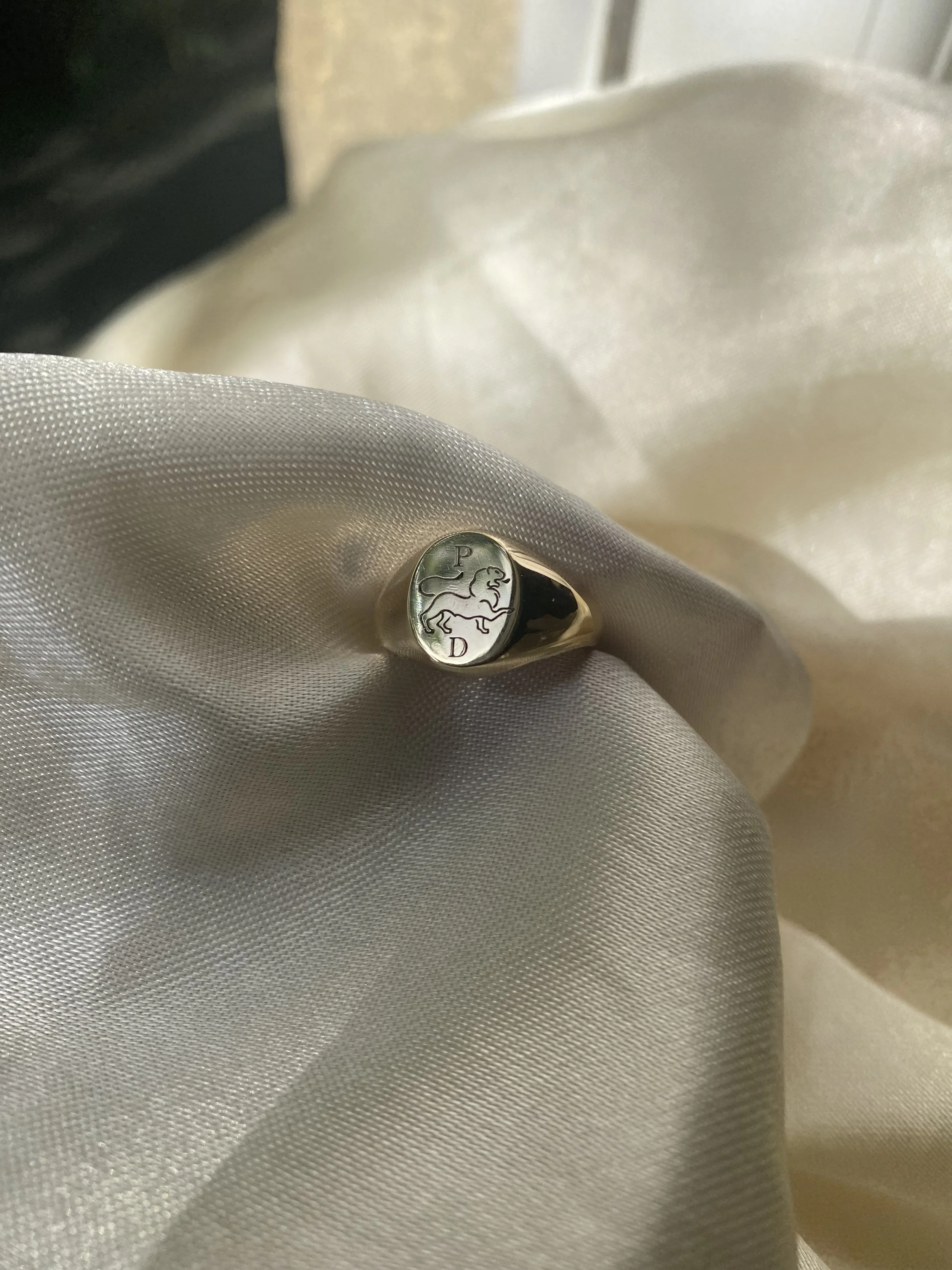 A 9k yellow gold signet ring with initiald "PD" and lion engraved on front