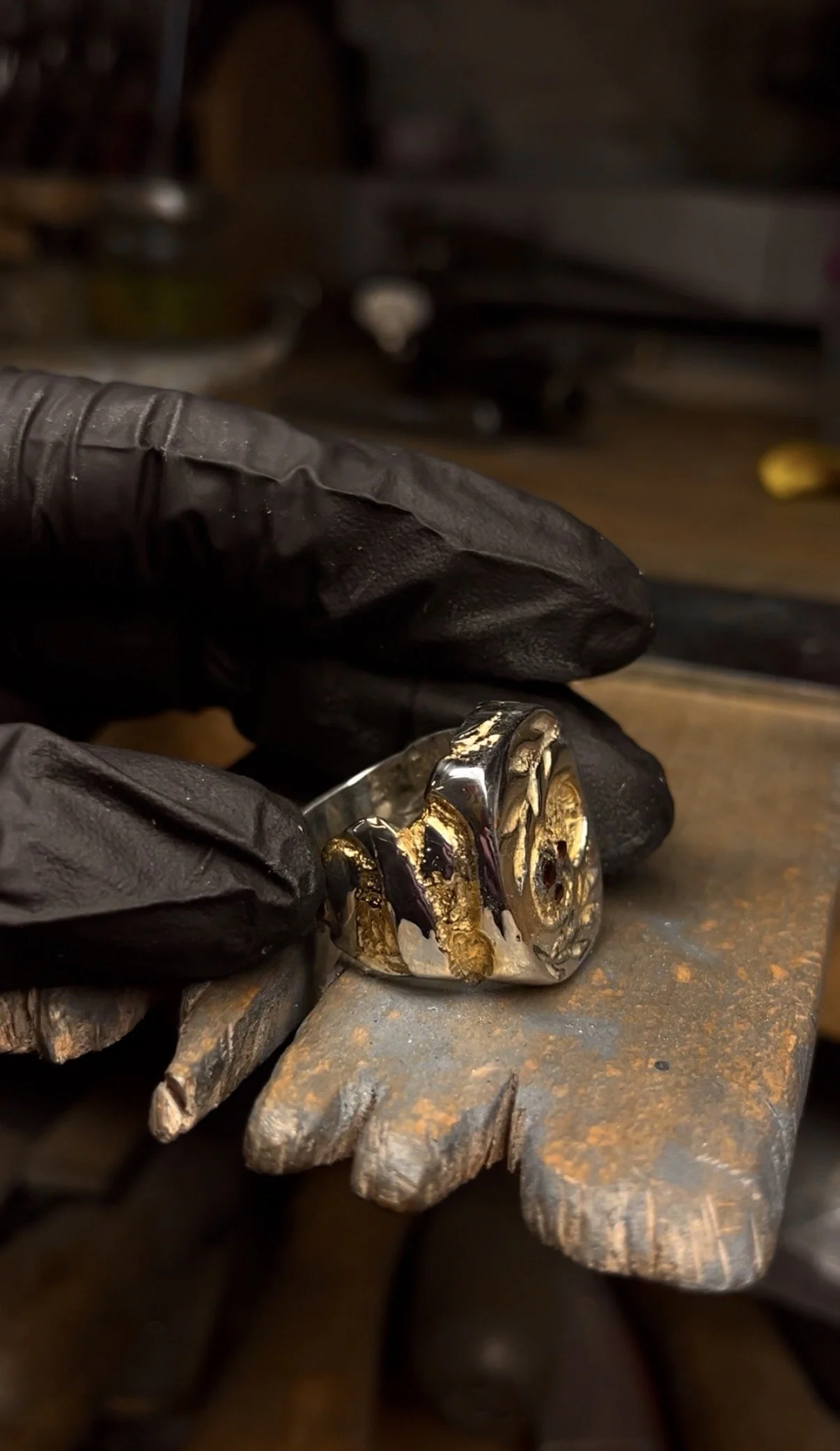 A Bespoke hand carved sterling silver signet ring with 24k gold inlaid and rubies set (side 2)
