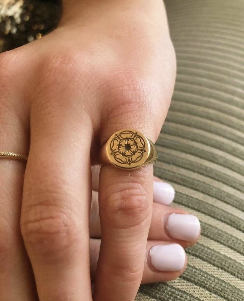 A 9k yellow gold Yorkshire emblem engraved signet ring