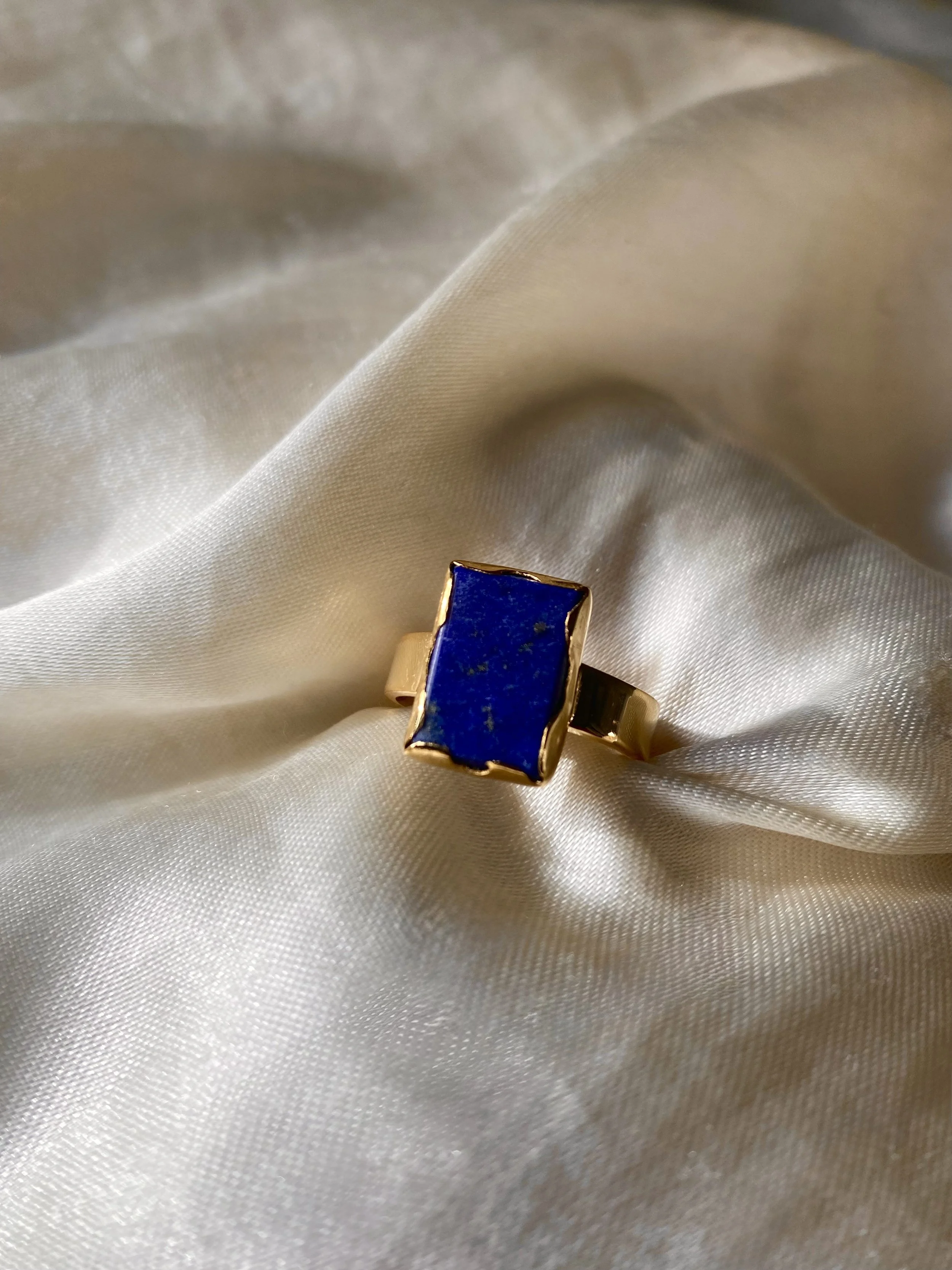 9k yellow gold ring with lapis lazuli