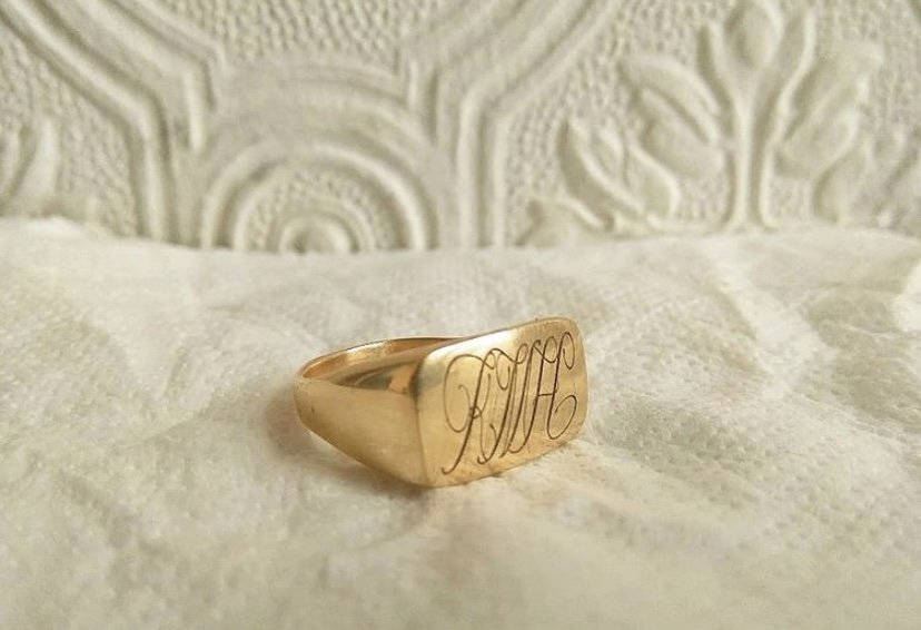 An initial engraved signet ring in 18k Yellow Gold