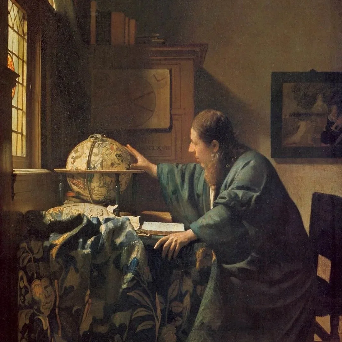 Una pintura de una mujer mayor con cabello oscuro atado, que mira un globo terráqueo en su escritorio en un ambiente de estudio con libros y cuadros en las paredes.