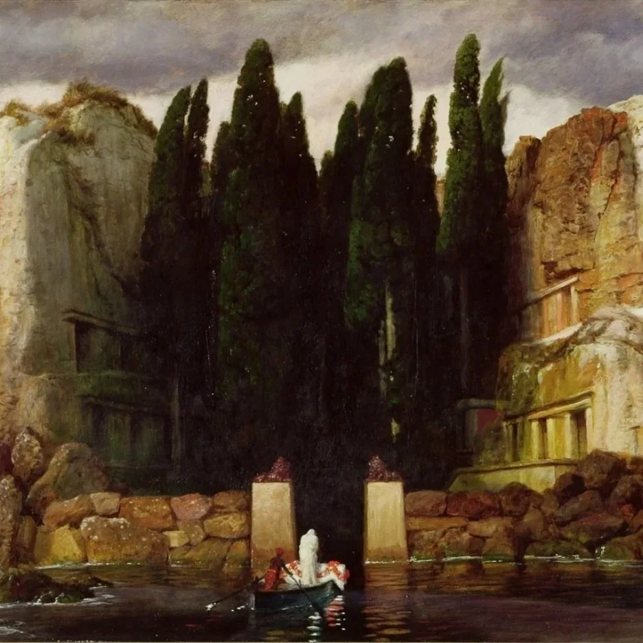 Paisaje con árboles altos y formación rocosa, río con una pequeña embarcación y una estatua en el agua.