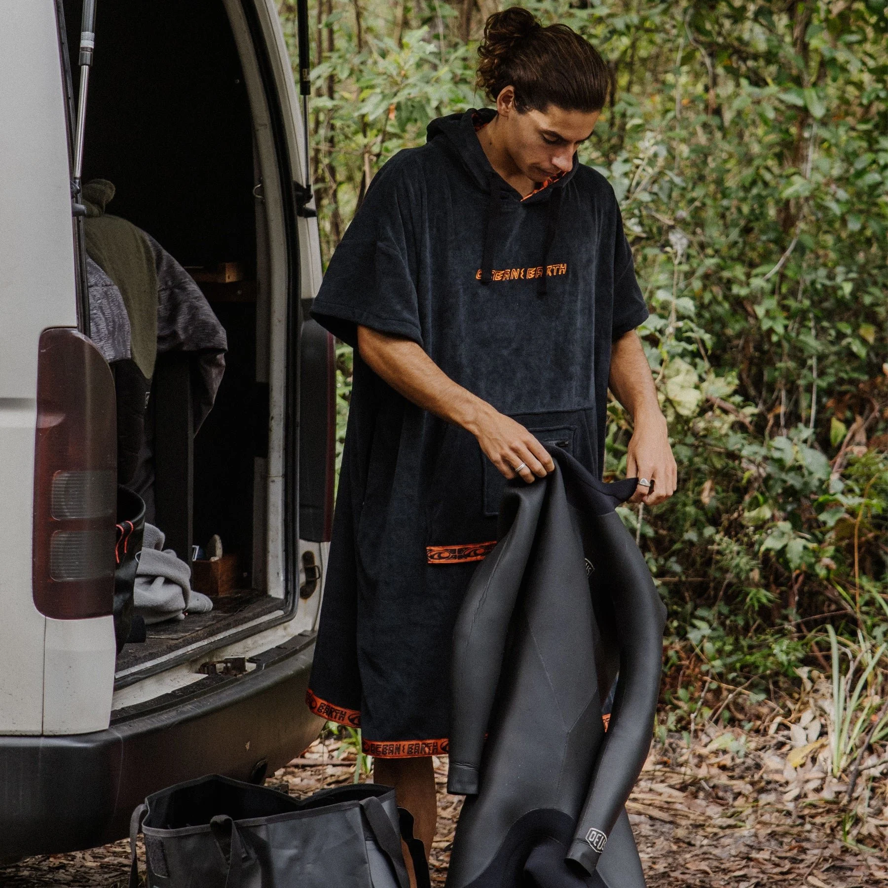 AMTW29-IGNITE-Hooded-Poncho-dull-black-lifestyle-26_1800x1800.jpg