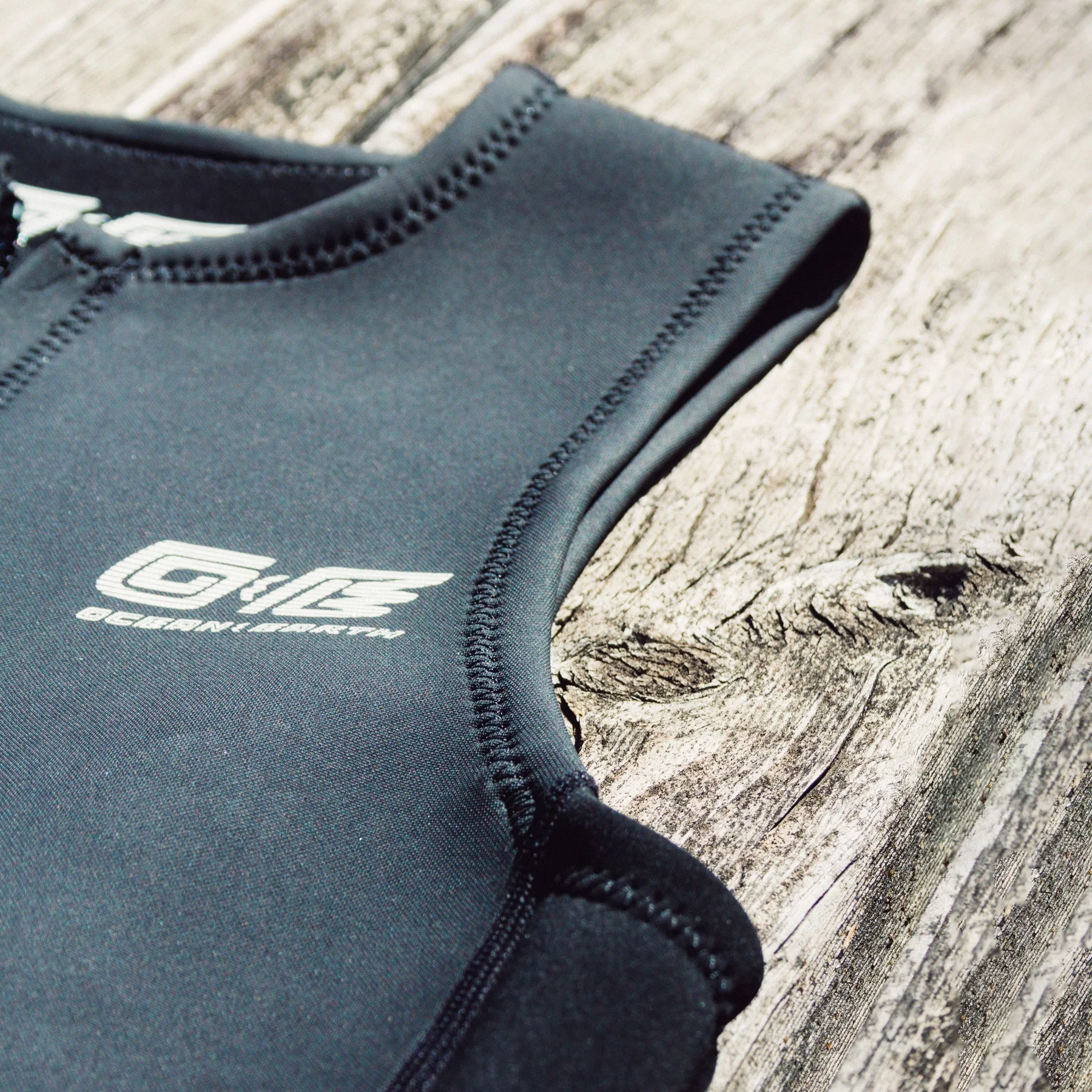 SMWE51-Mens-Heritage-1.5-Front-Zip-Sleeveless-wetsuit-Vest_lifestyle1_22_1800x1800.webp