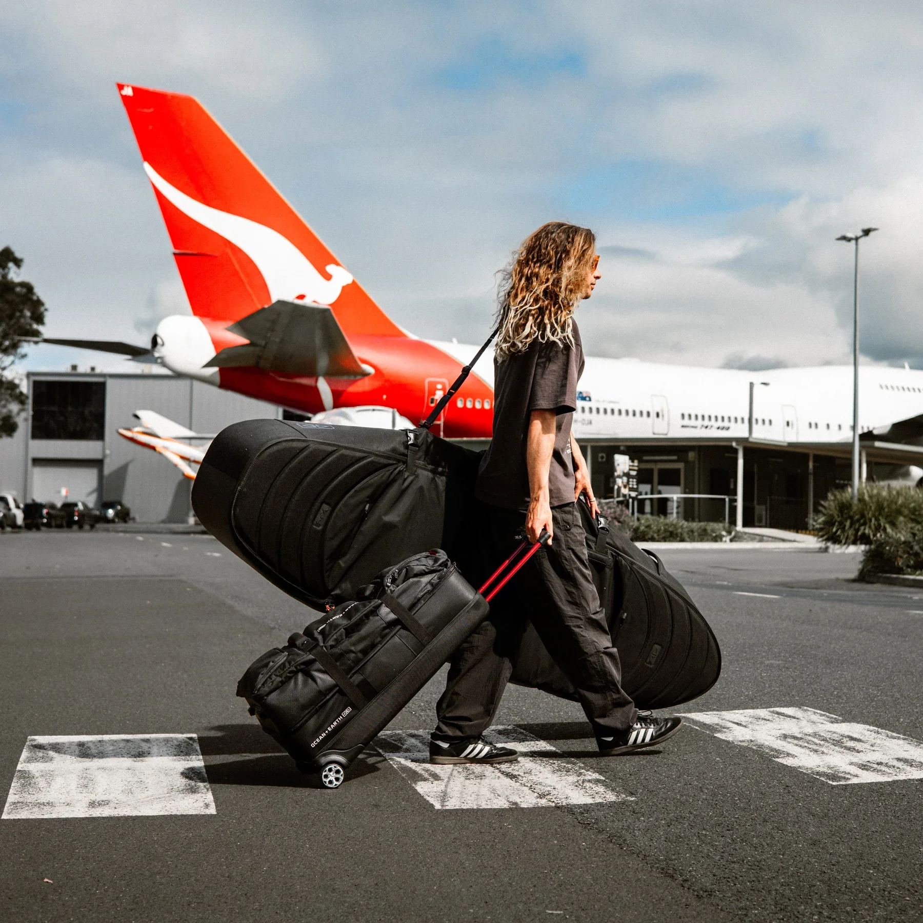 AMTS05-SUPER-SONIC-WHEEL-Travel-Bag-Lifestyle-1_1800x1800.webp