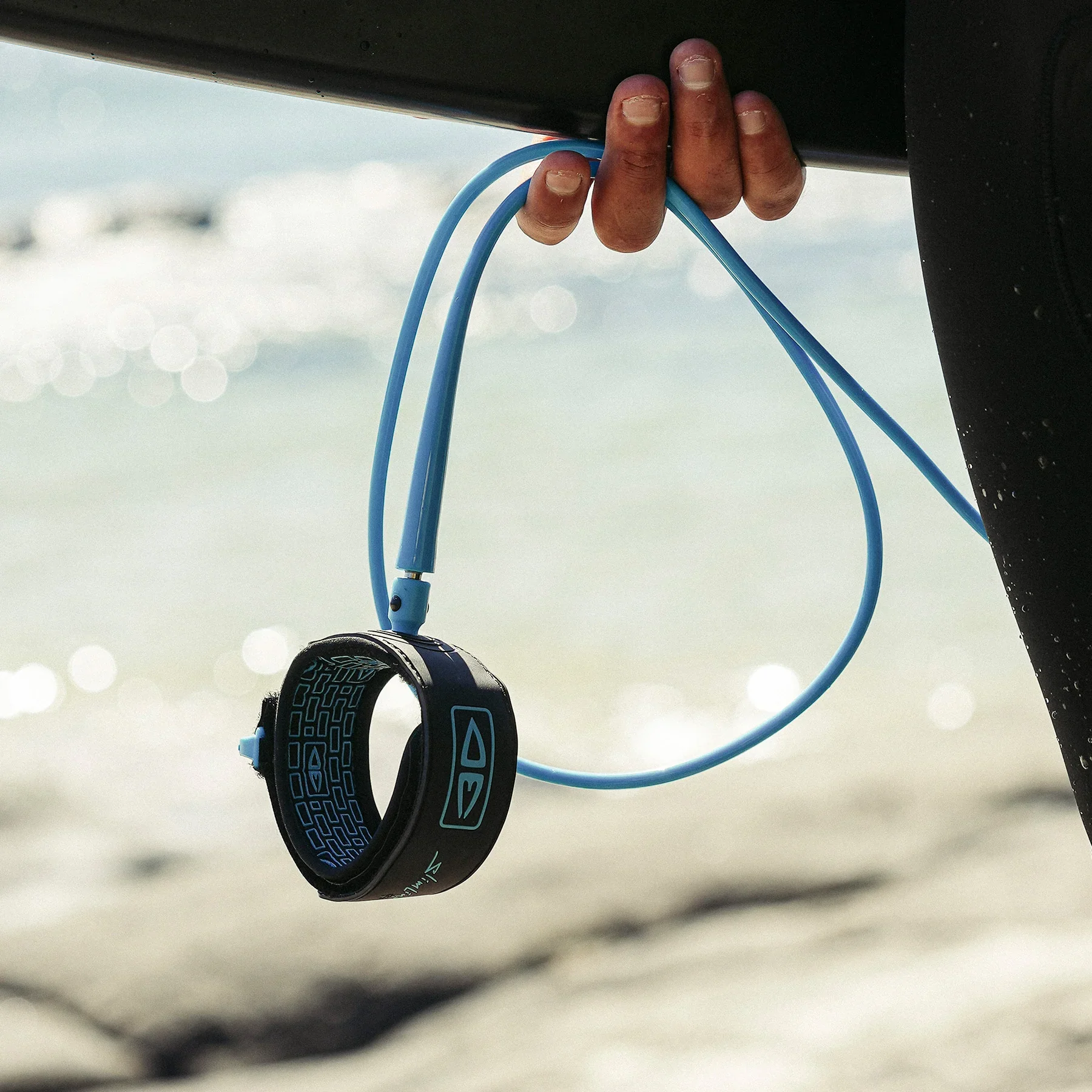 Lifestyle-Slimline-ONE-XT-Leash-blue-22_f64c9715-ae11-4713-aa2e-c67e63c97f2f_1800x1800.webp