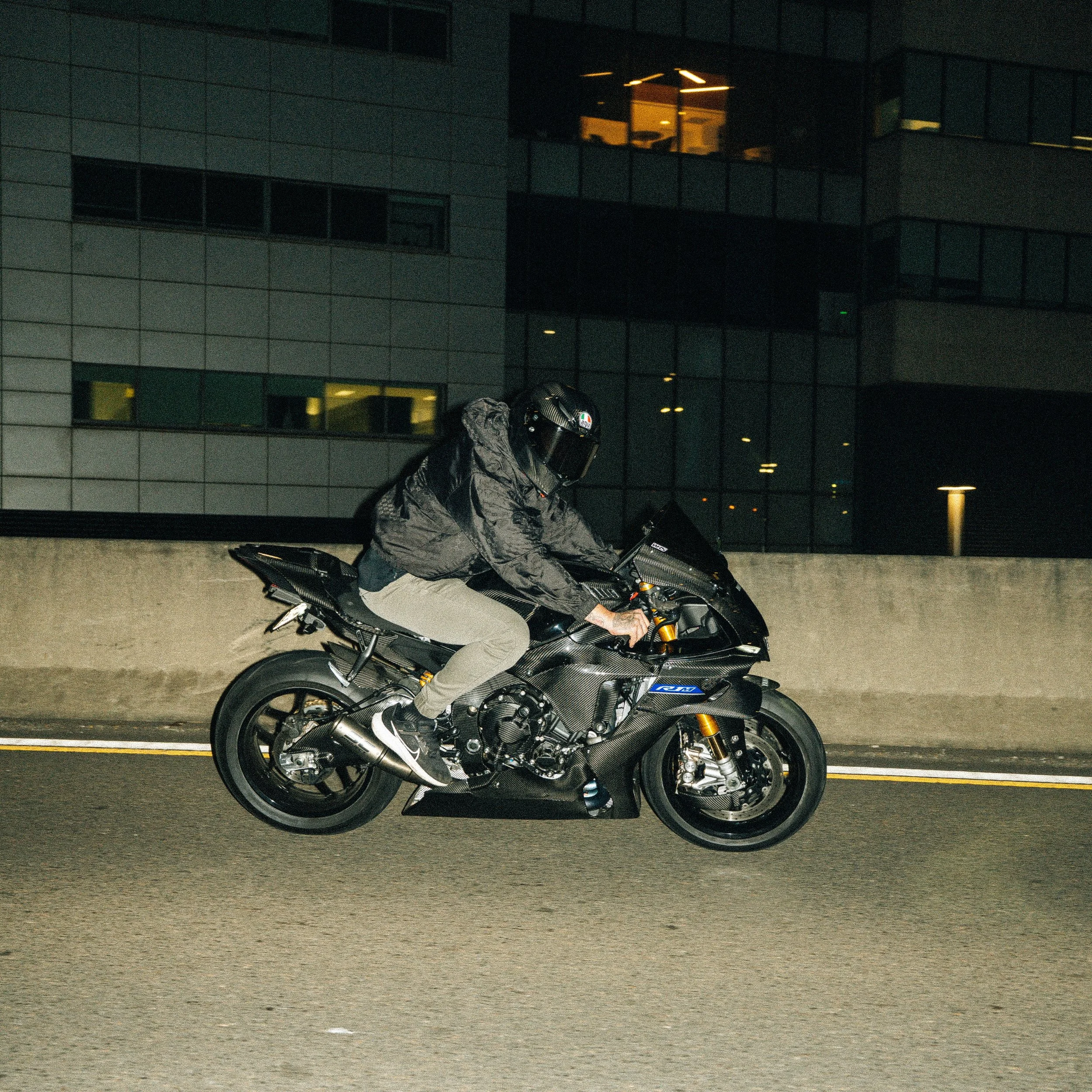 Highway flashbacks 📸

#r1m #yamahar1m #fullcarbon #superbike #flashinglights