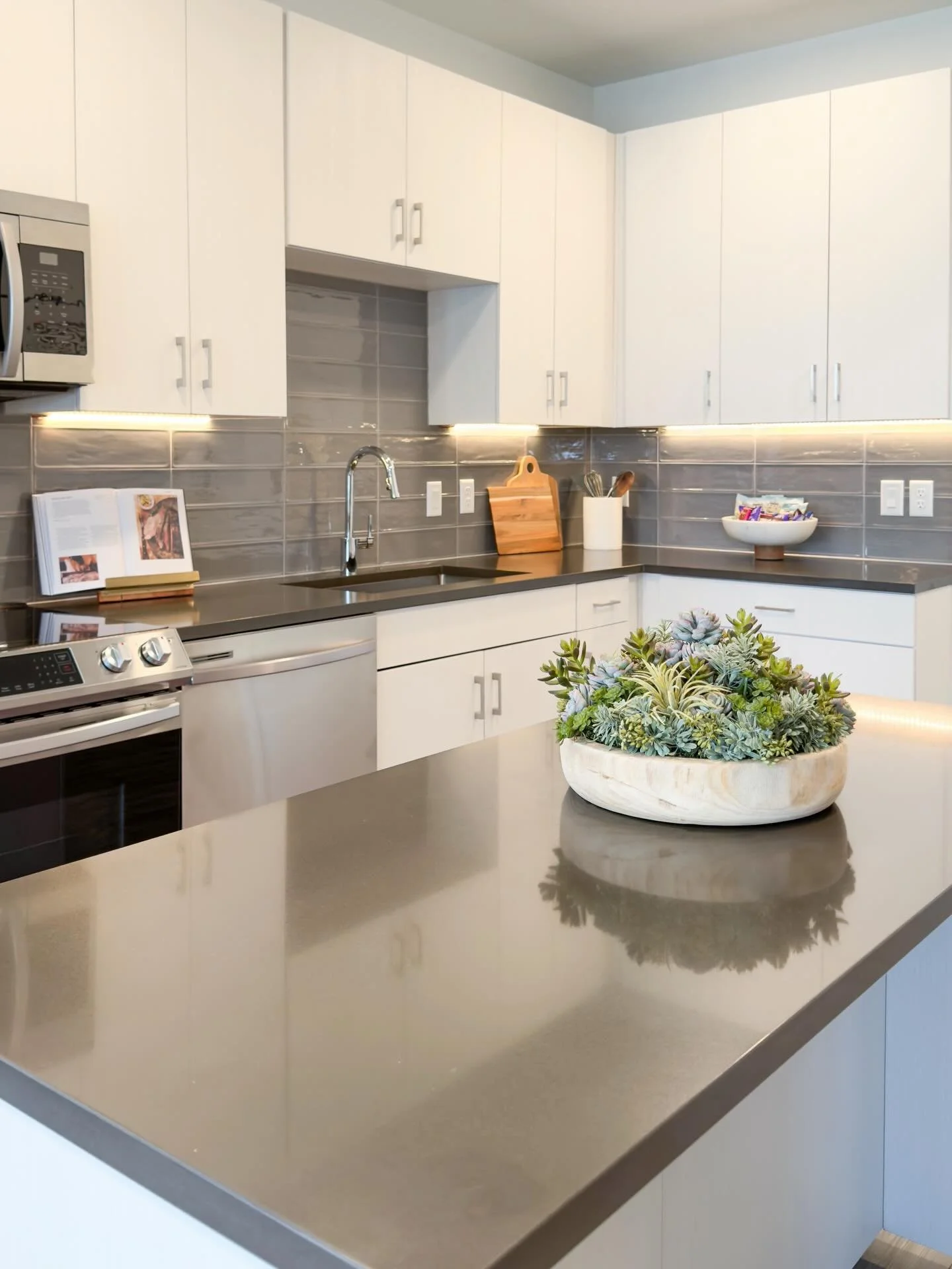 Aurora, CO 📍

1 bed &middot; 1 bath 
Bright, clean, and modern with a great use of space.

Features highlighted in this shoot:
&bull; open layout 
&bull; modern kitchen 
&bull; in-unit laundry 
&bull; walk-in closet 
&bull; private balcony 
&bull; n