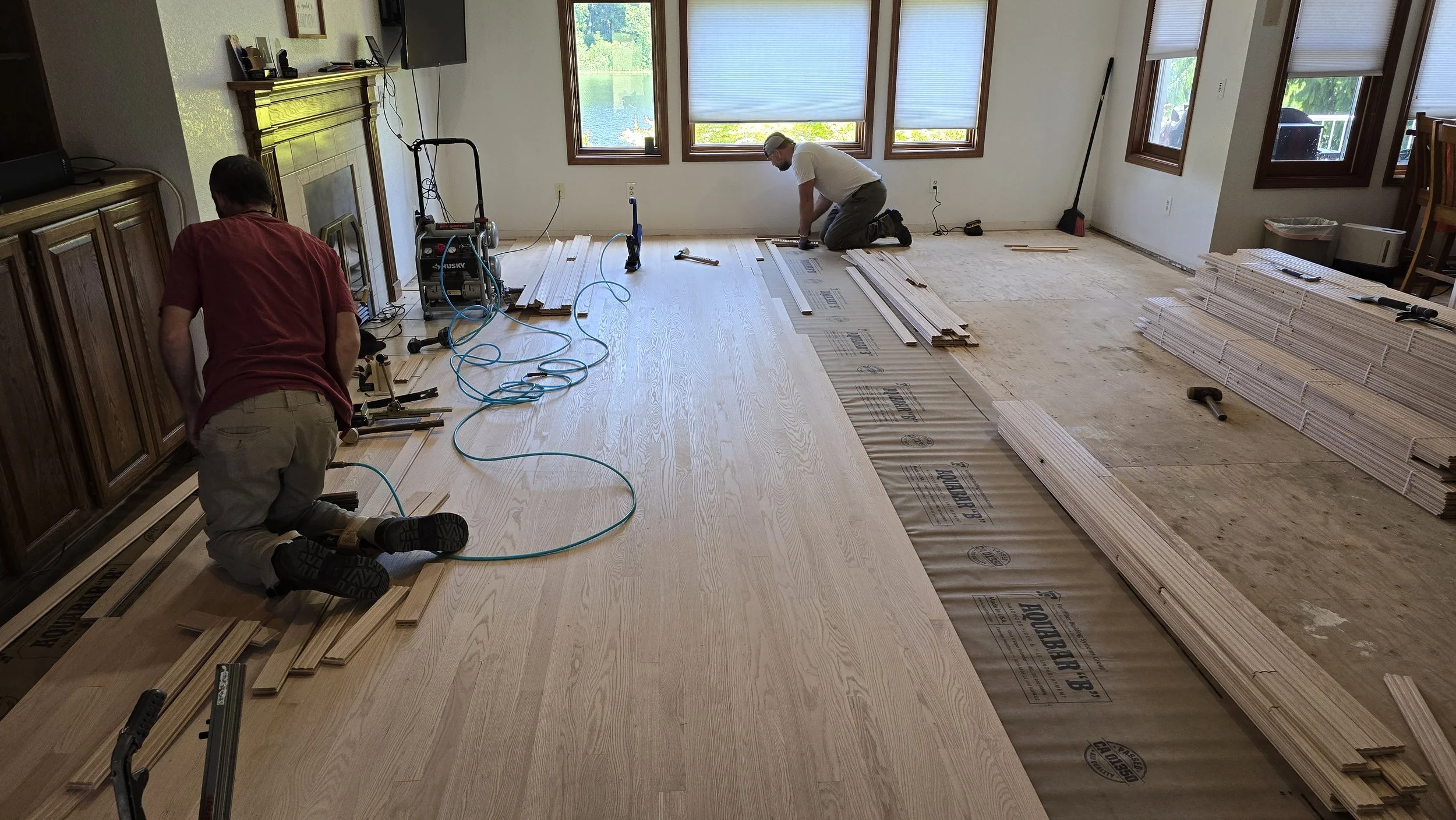 Oranssi carpenter using bench saw