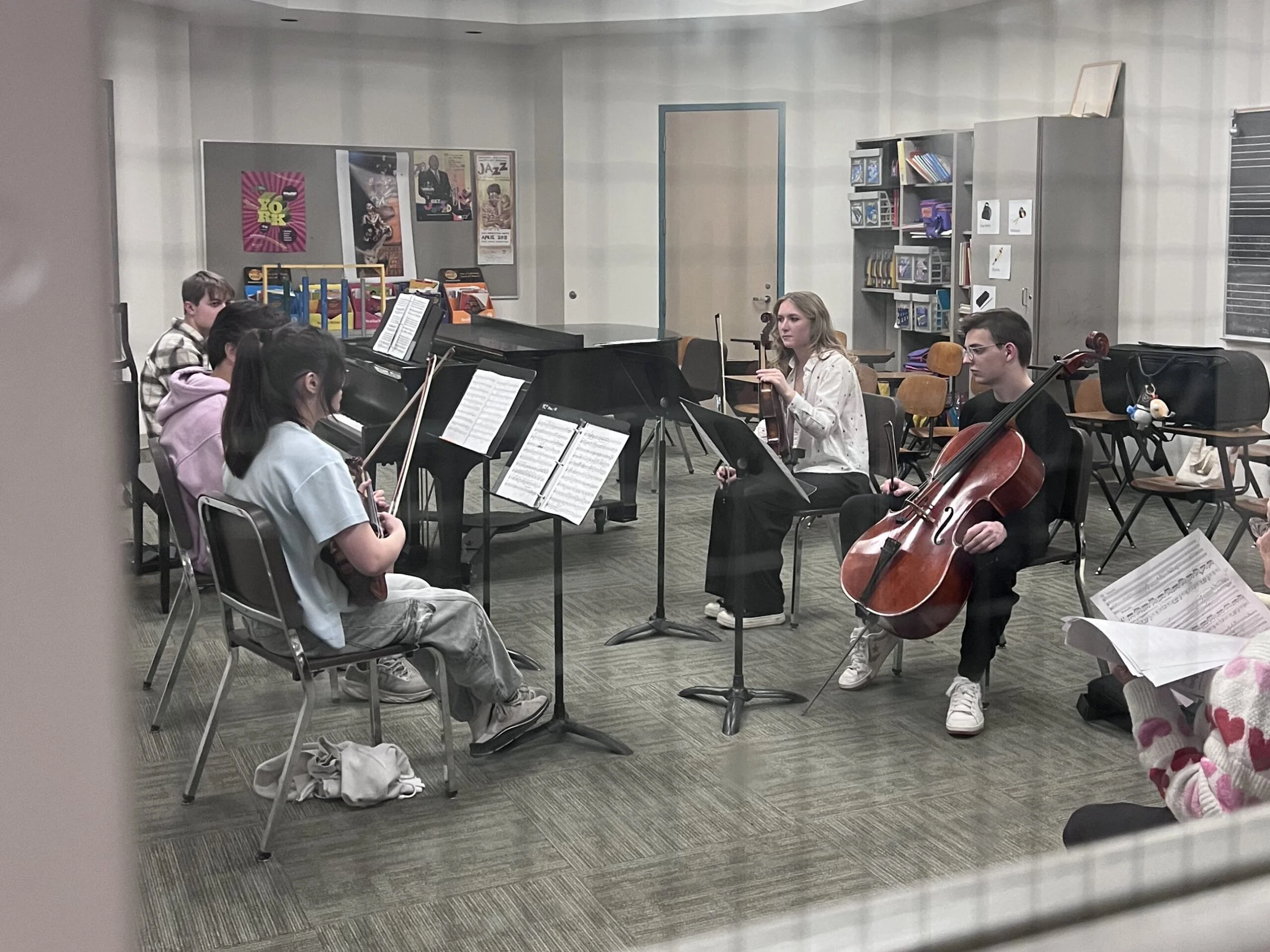 BRUCH-Quintet-rehearsal-through-the-window-scaled.jpg