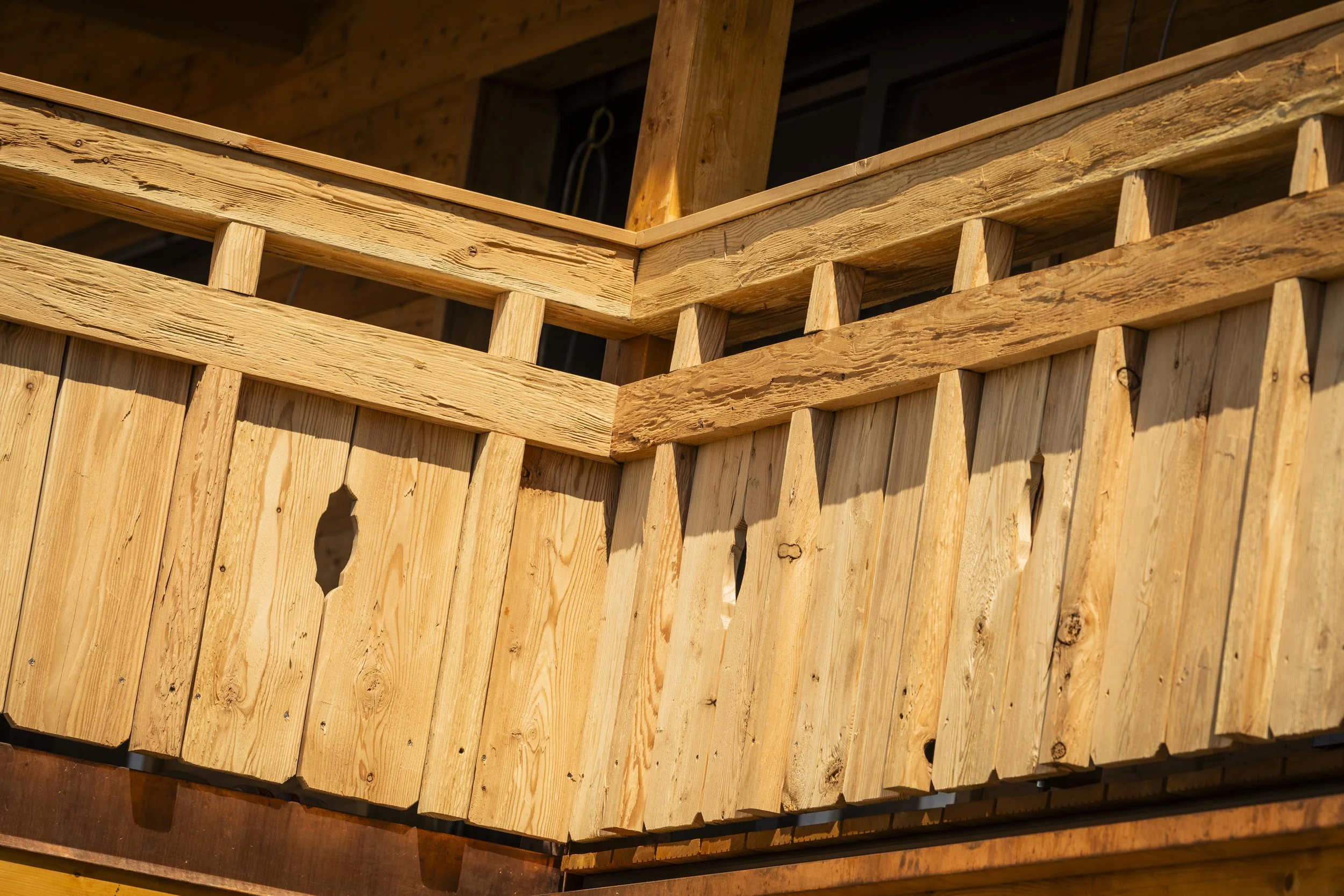 Holzplanken und Holzbalken in einer Holzwerkstatt oder einem Sägewerk.