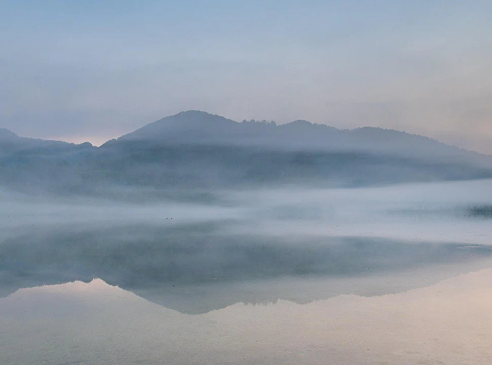 Wasser mit Insel im Nebel