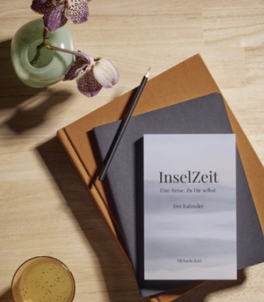 Ein Bücherstapel mit einem Kalender, einer Notizbuch, einem Stift, einem Glas mit Getränk und einer Vase mit Tulpen auf einem Holztisch.