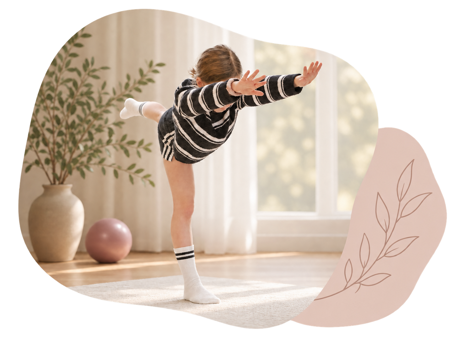 Kind maakt yoga-oefening in woonkamer met planten en grote ramen.